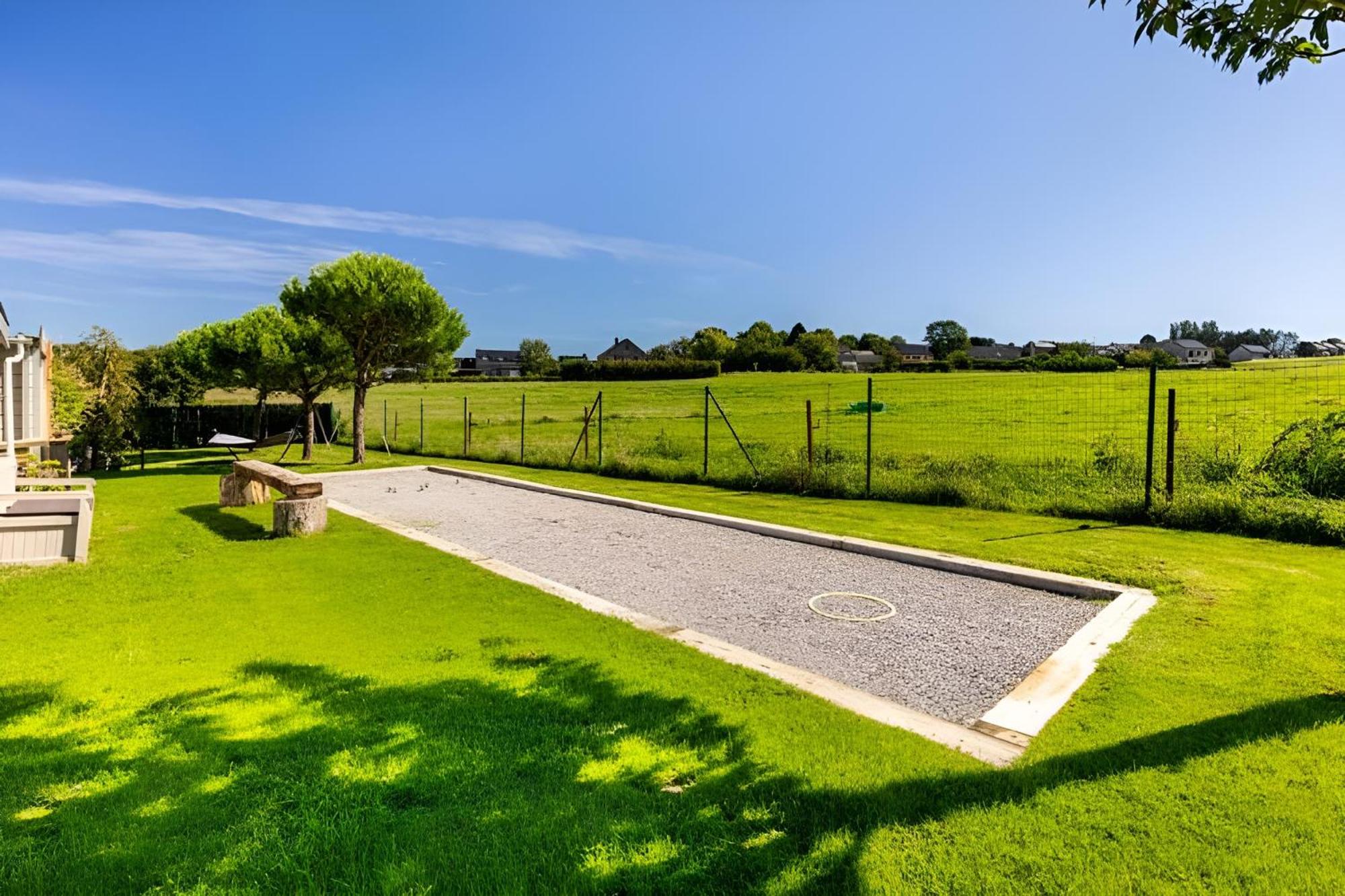 LA VILLA DE SENY , villa de charme avec jardin ,Piscine nature, jacuzzi , petanque, fitness, billard,ping pong,