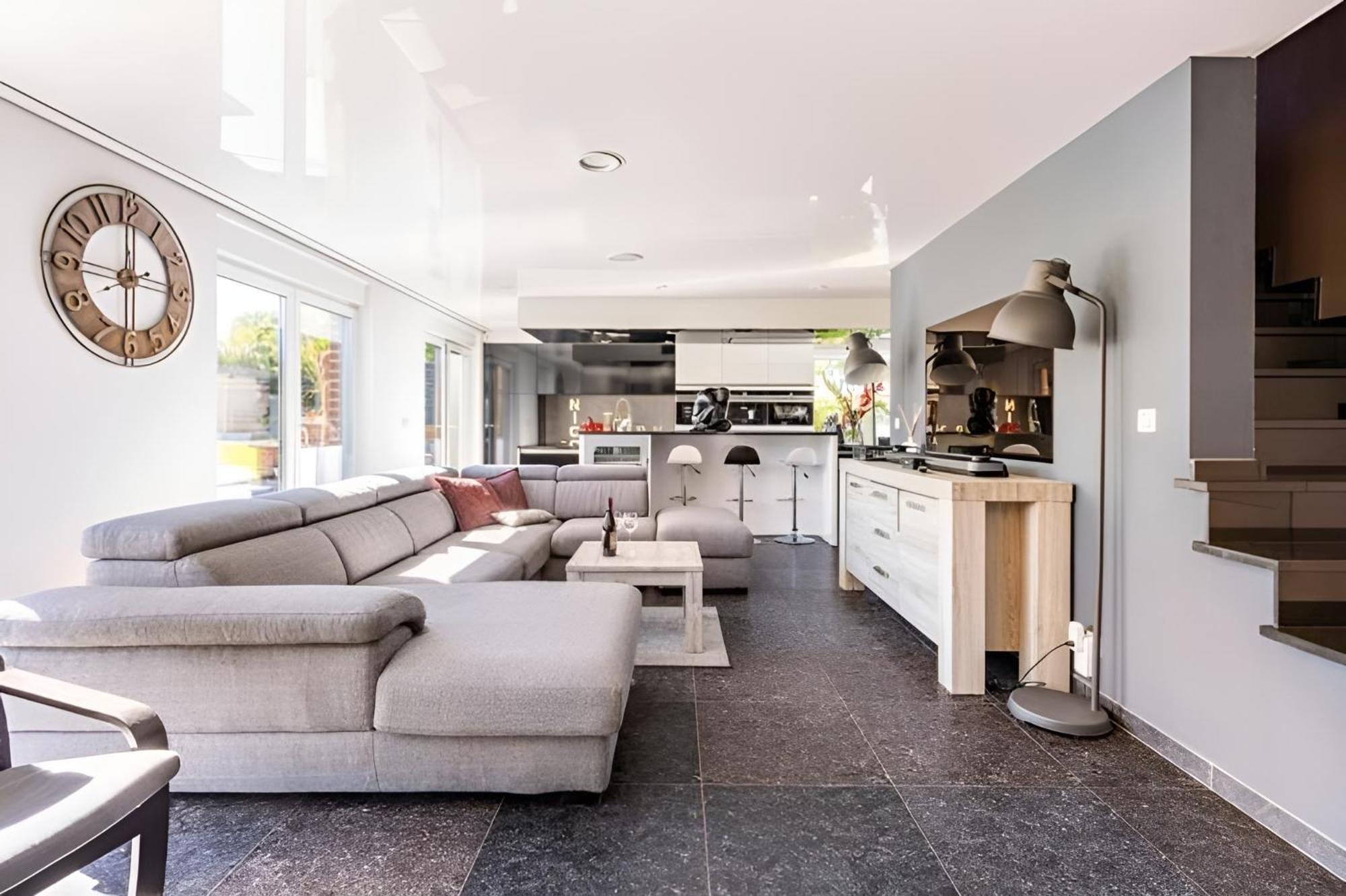 LA VILLA DE SENY , villa de charme avec jardin ,Piscine nature, jacuzzi , petanque, fitness, billard,ping pong,