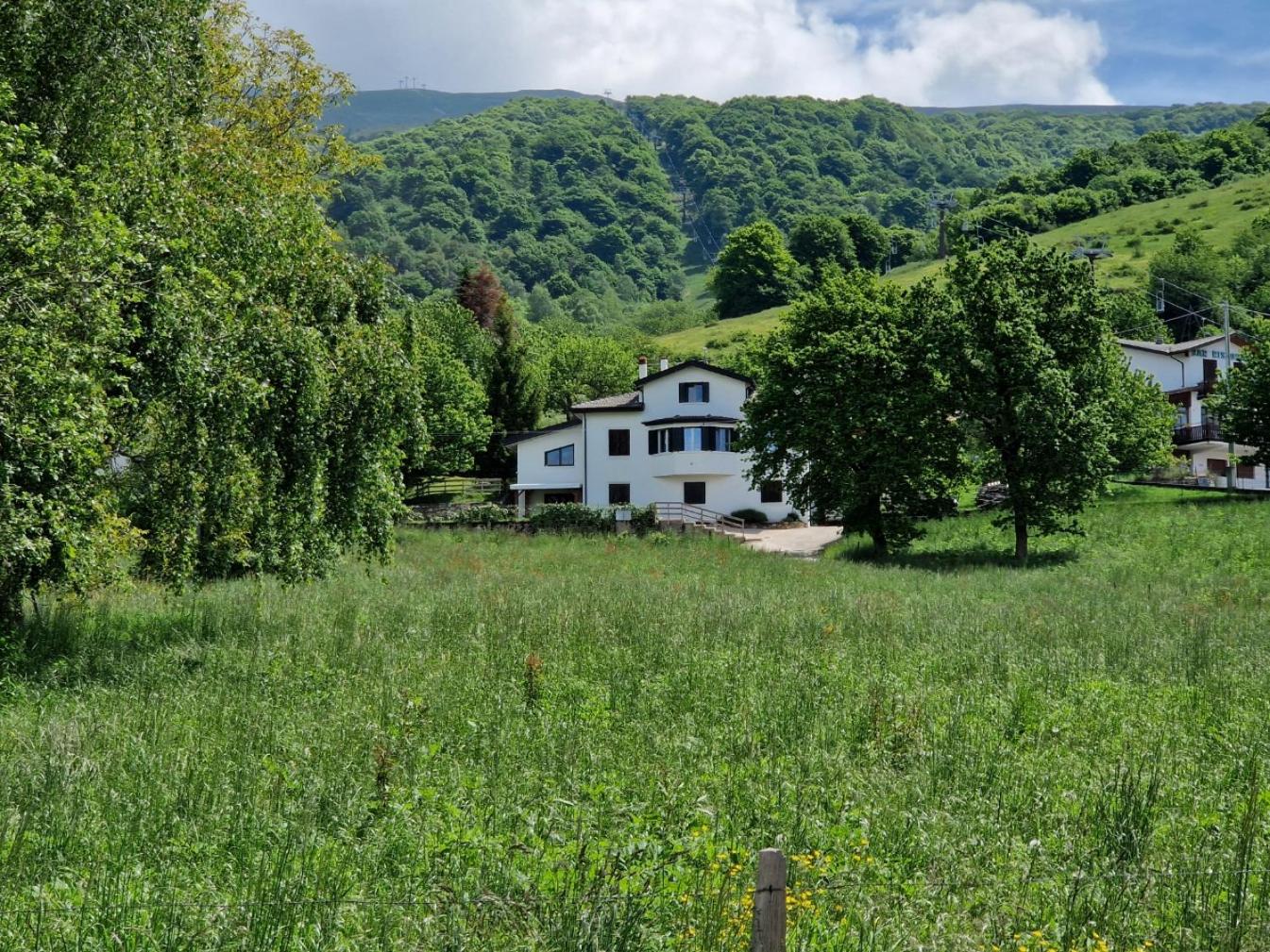 Villa Prada bellezza tra pascoli e lago di Garda