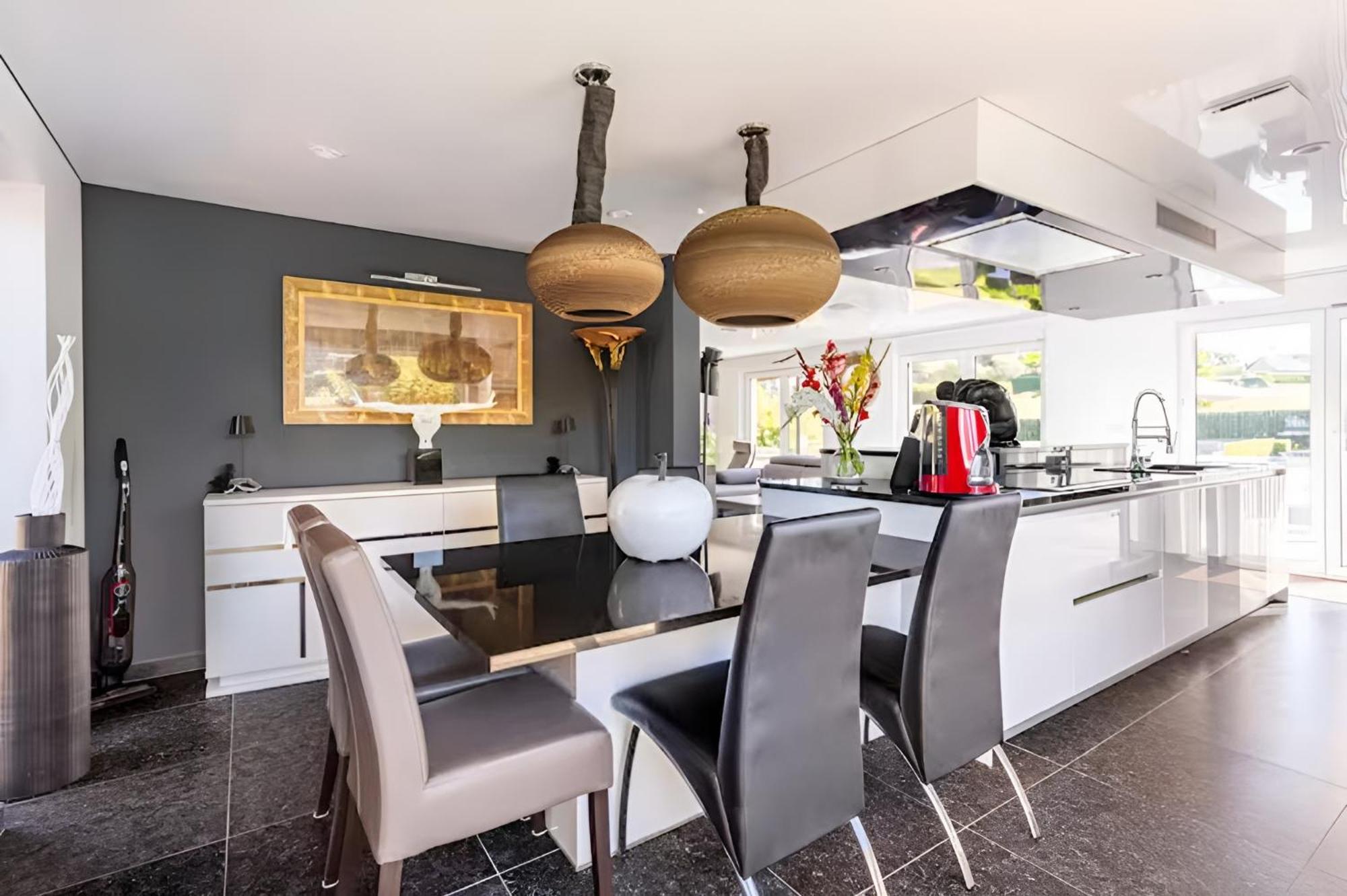 LA VILLA DE SENY , villa de charme avec jardin ,Piscine nature, jacuzzi , petanque, fitness, billard,ping pong,