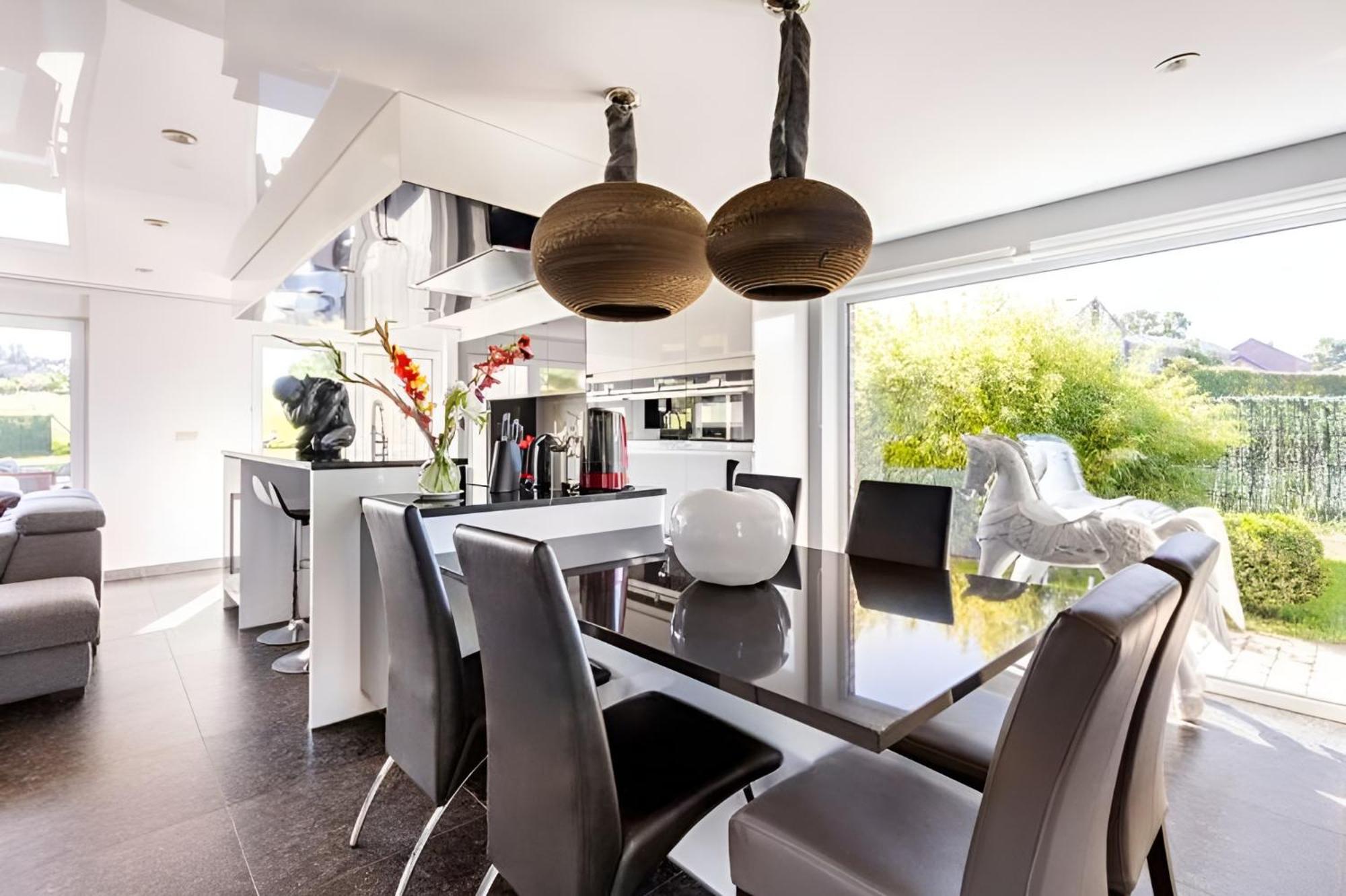 LA VILLA DE SENY , villa de charme avec jardin ,Piscine nature, jacuzzi , petanque, fitness, billard,ping pong,