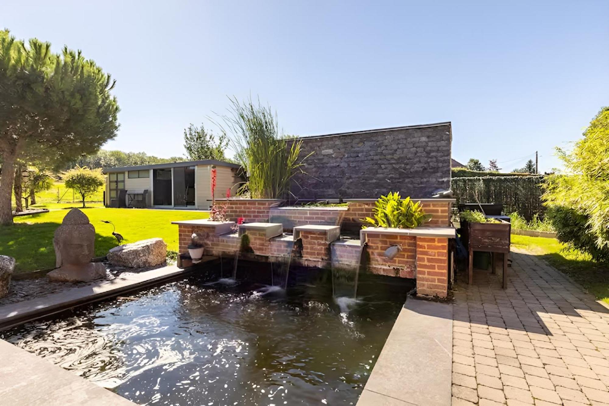 LA VILLA DE SENY , villa de charme avec jardin ,Piscine nature, jacuzzi , petanque, fitness, billard,ping pong,