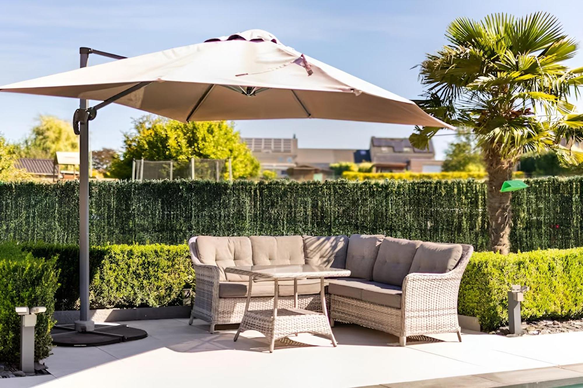 LA VILLA DE SENY , villa de charme avec jardin ,Piscine nature, jacuzzi , petanque, fitness, billard,ping pong,