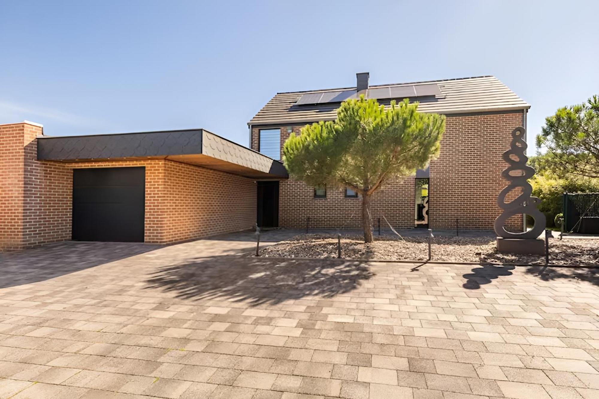 LA VILLA DE SENY , villa de charme avec jardin ,Piscine nature, jacuzzi , petanque, fitness, billard,ping pong,