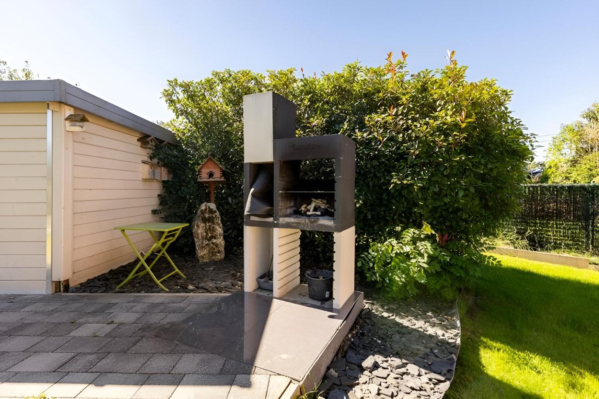 LA VILLA DE SENY , villa de charme avec jardin ,Piscine nature, jacuzzi , petanque, fitness, billard,ping pong,