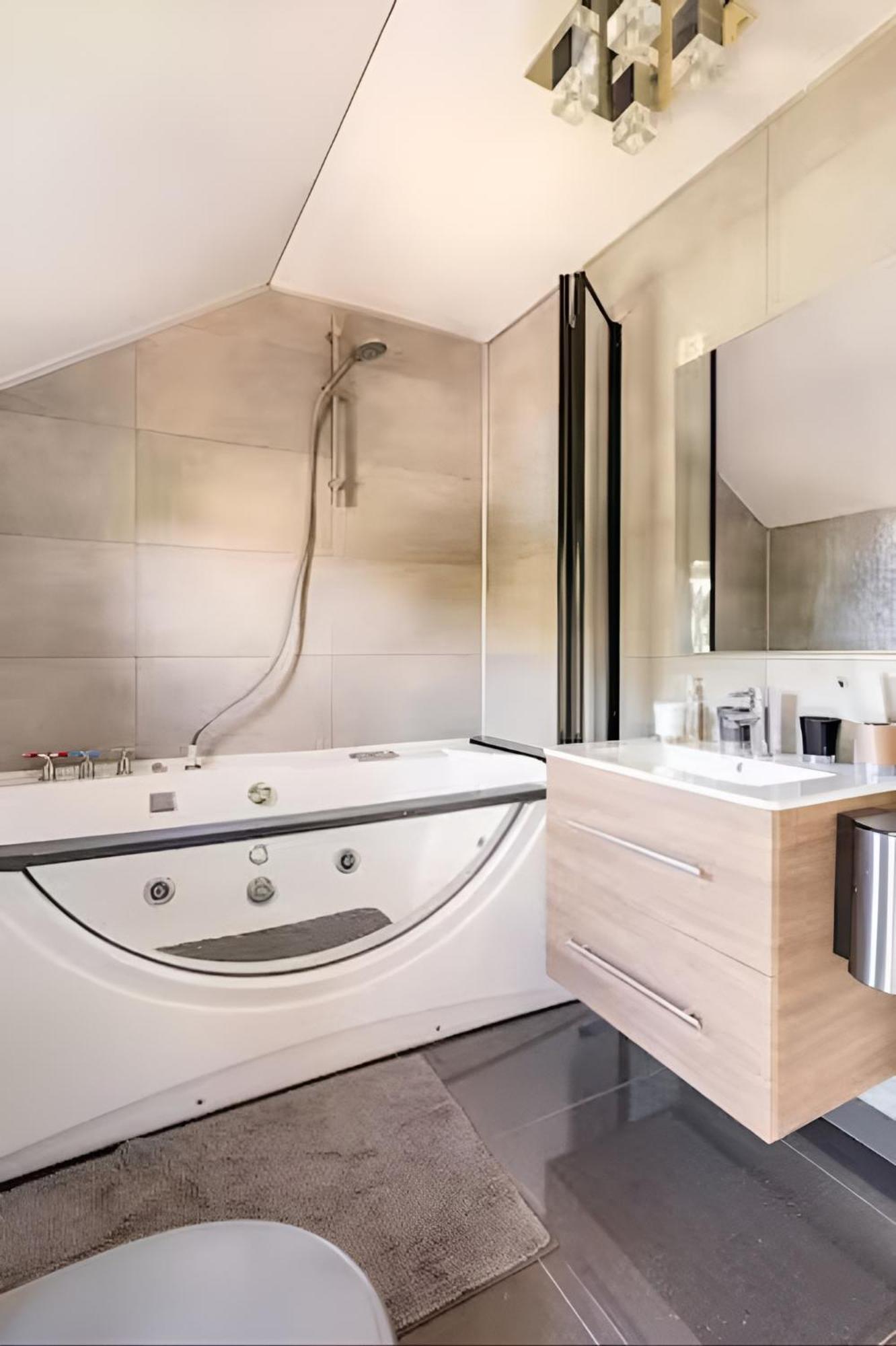 LA VILLA DE SENY , villa de charme avec jardin ,Piscine nature, jacuzzi , petanque, fitness, billard,ping pong,