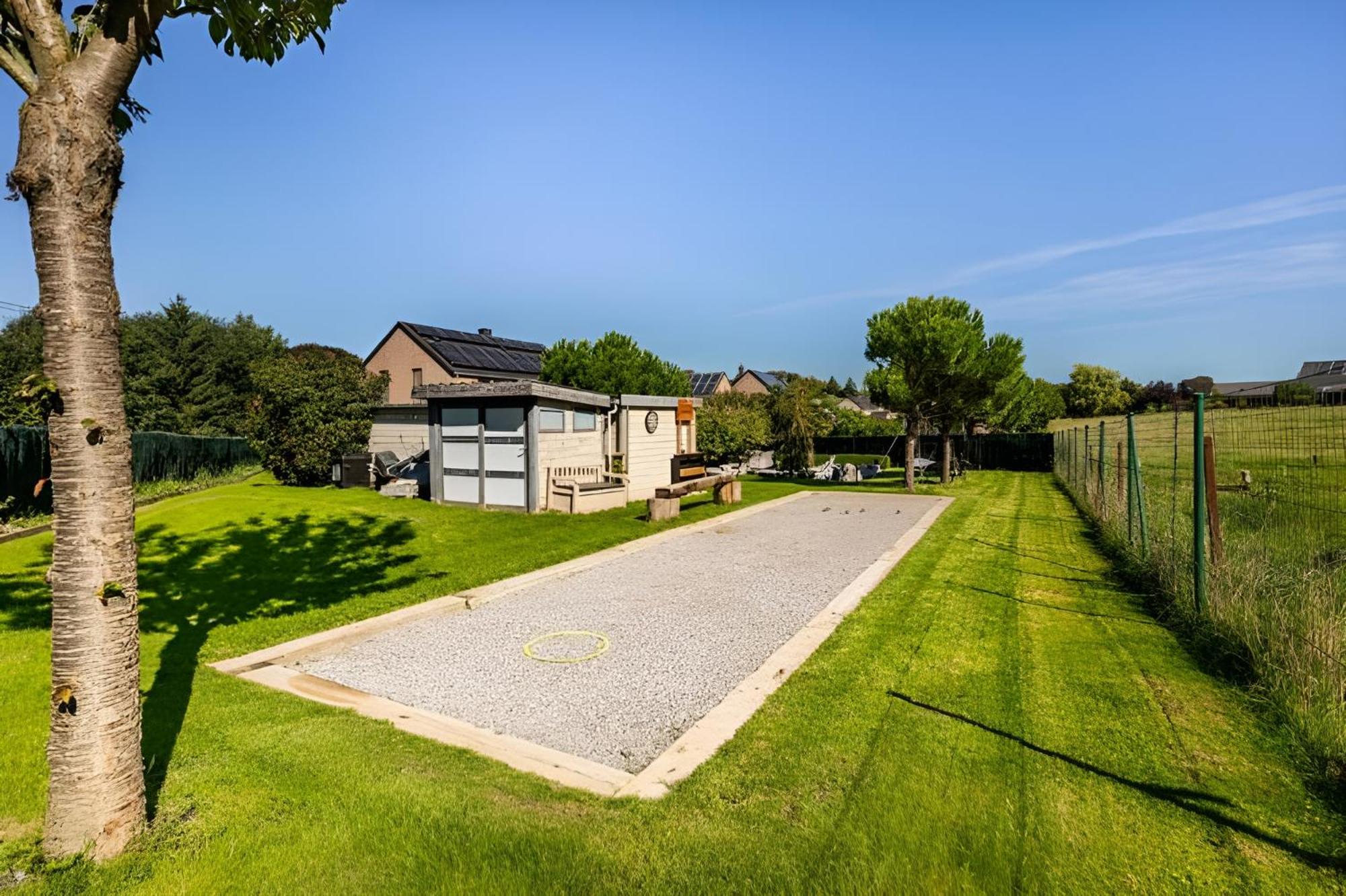LA VILLA DE SENY , villa de charme avec jardin ,Piscine nature, jacuzzi , petanque, fitness, billard,ping pong,