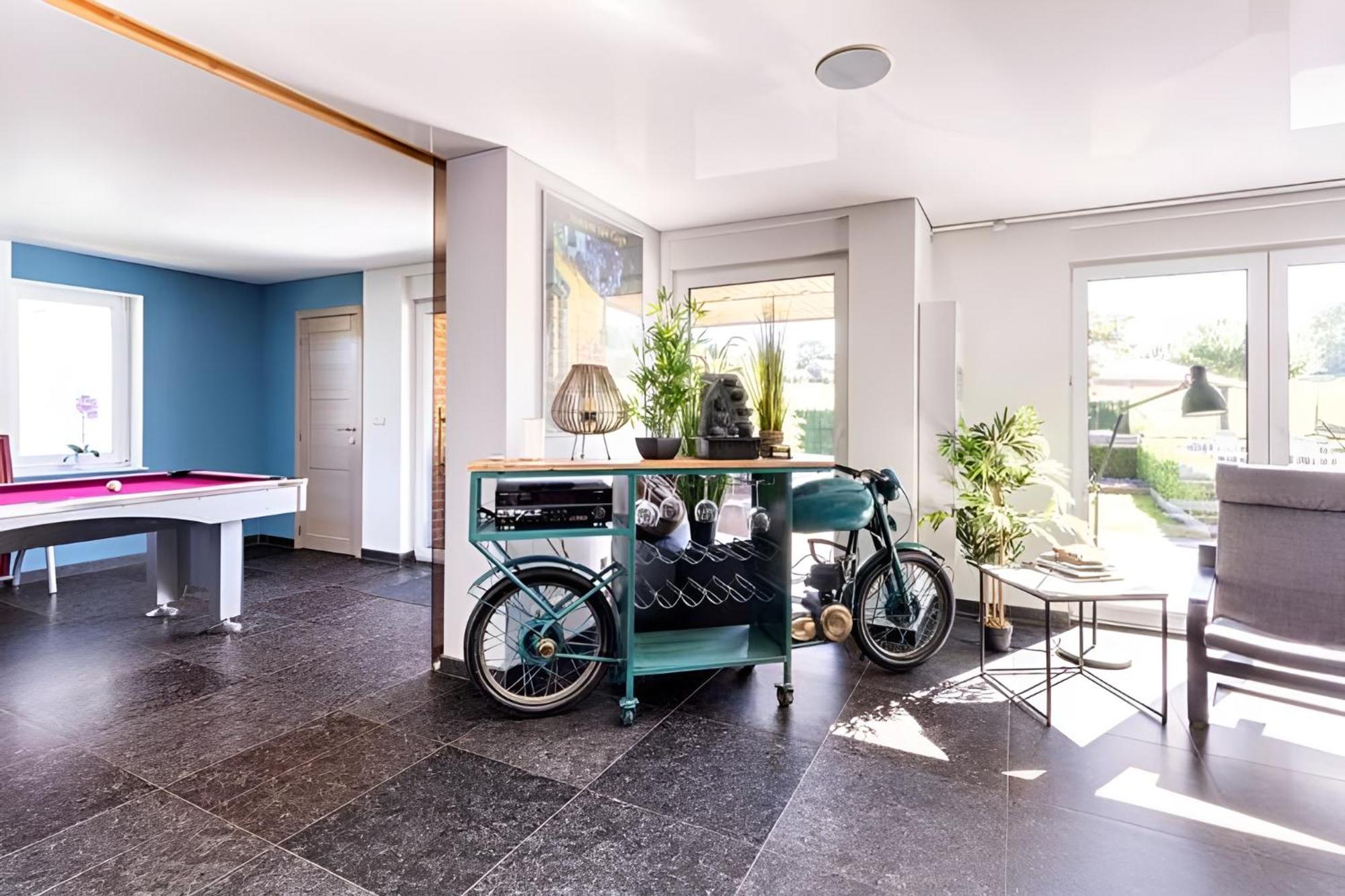 LA VILLA DE SENY , villa de charme avec jardin ,Piscine nature, jacuzzi , petanque, fitness, billard,ping pong,