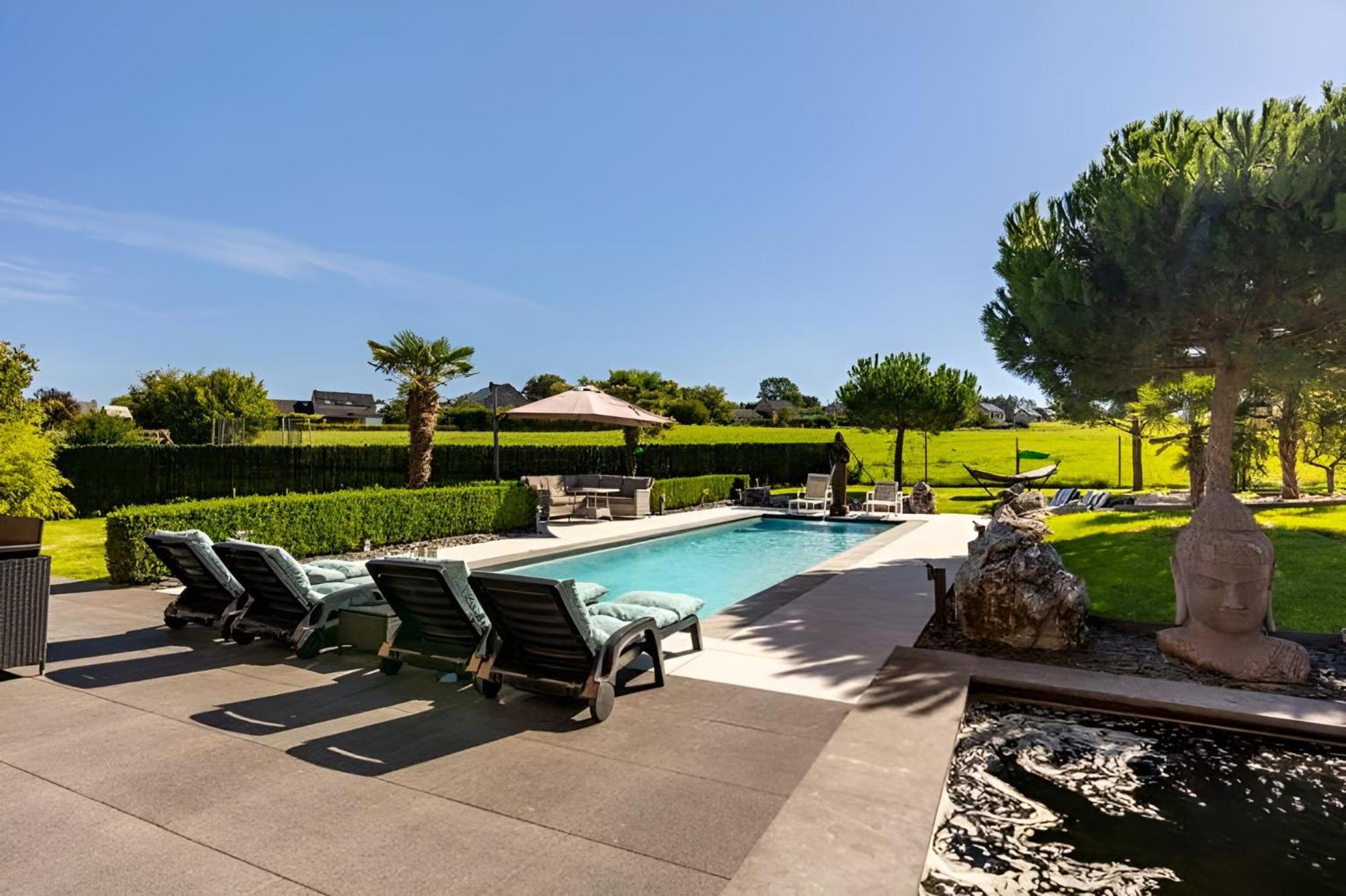 LA VILLA DE SENY , villa de charme avec jardin ,Piscine nature, jacuzzi , petanque, fitness, billard,ping pong,