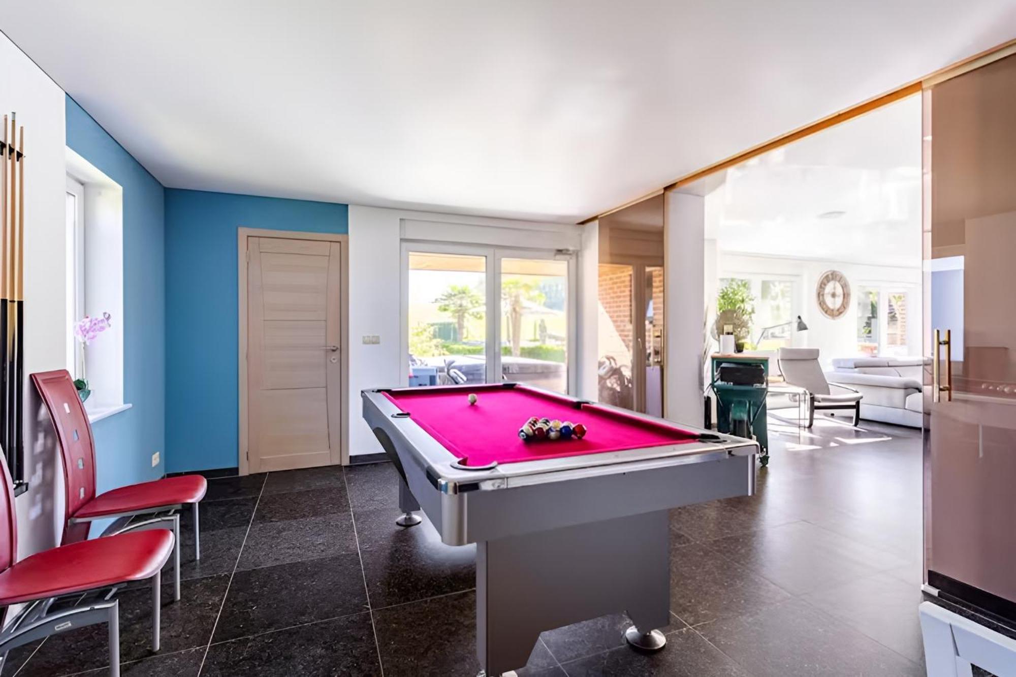 LA VILLA DE SENY , villa de charme avec jardin ,Piscine nature, jacuzzi , petanque, fitness, billard,ping pong,