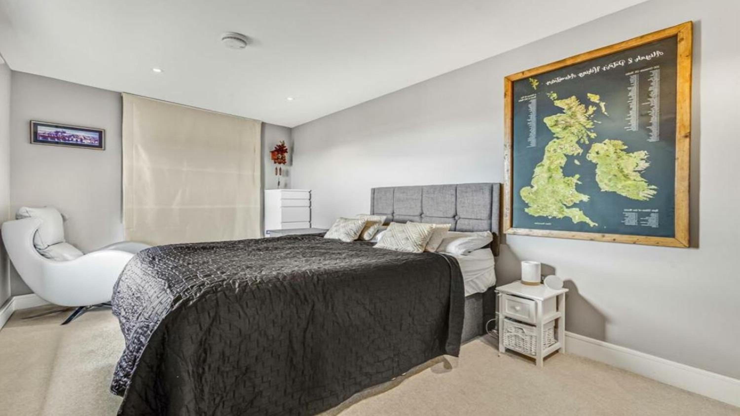 Large 4 BED Flat photo 3