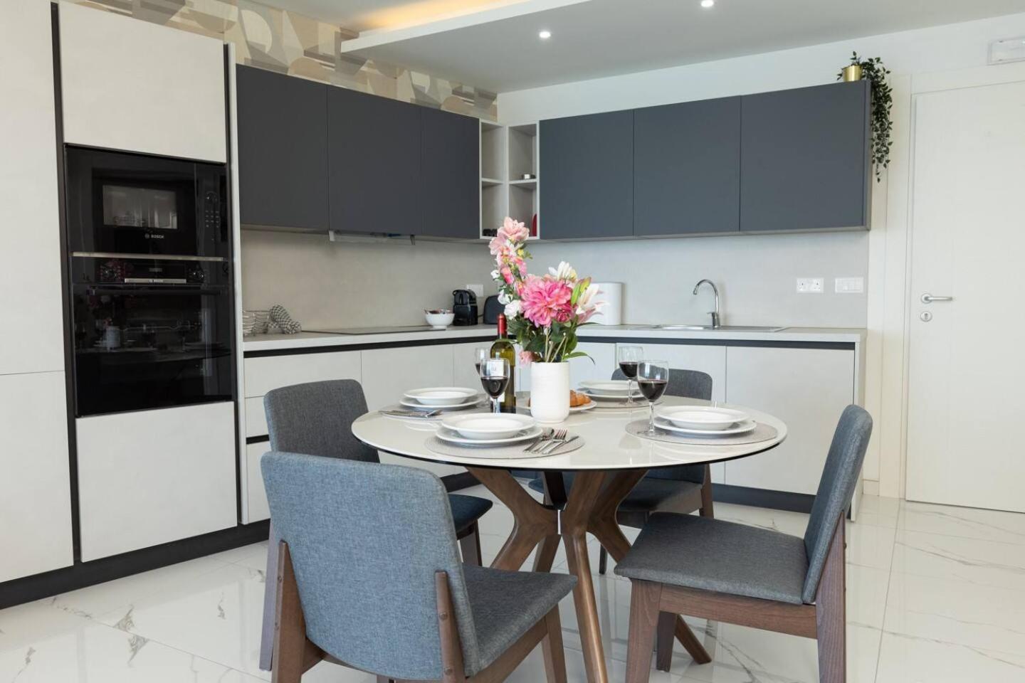 Ivory Suite seafront with views!- Fl 19 by Homely photo 4