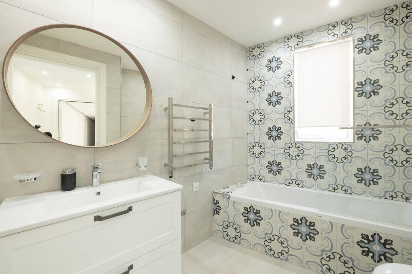 Ivory Suite seafront with views!- Fl 25 by Homely photo 2