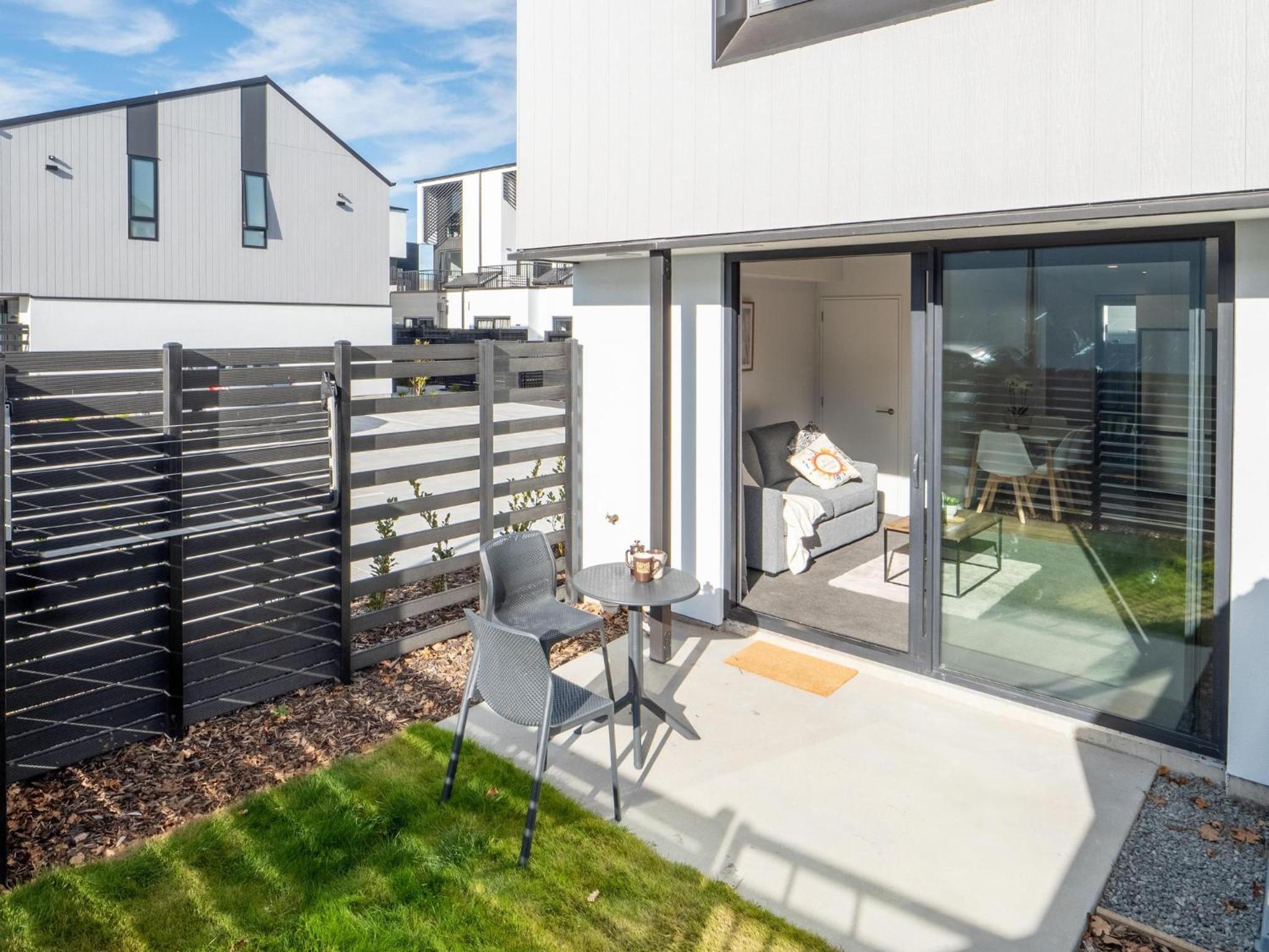 CBD 2 Bed 2 Bath With Free Parking view 2