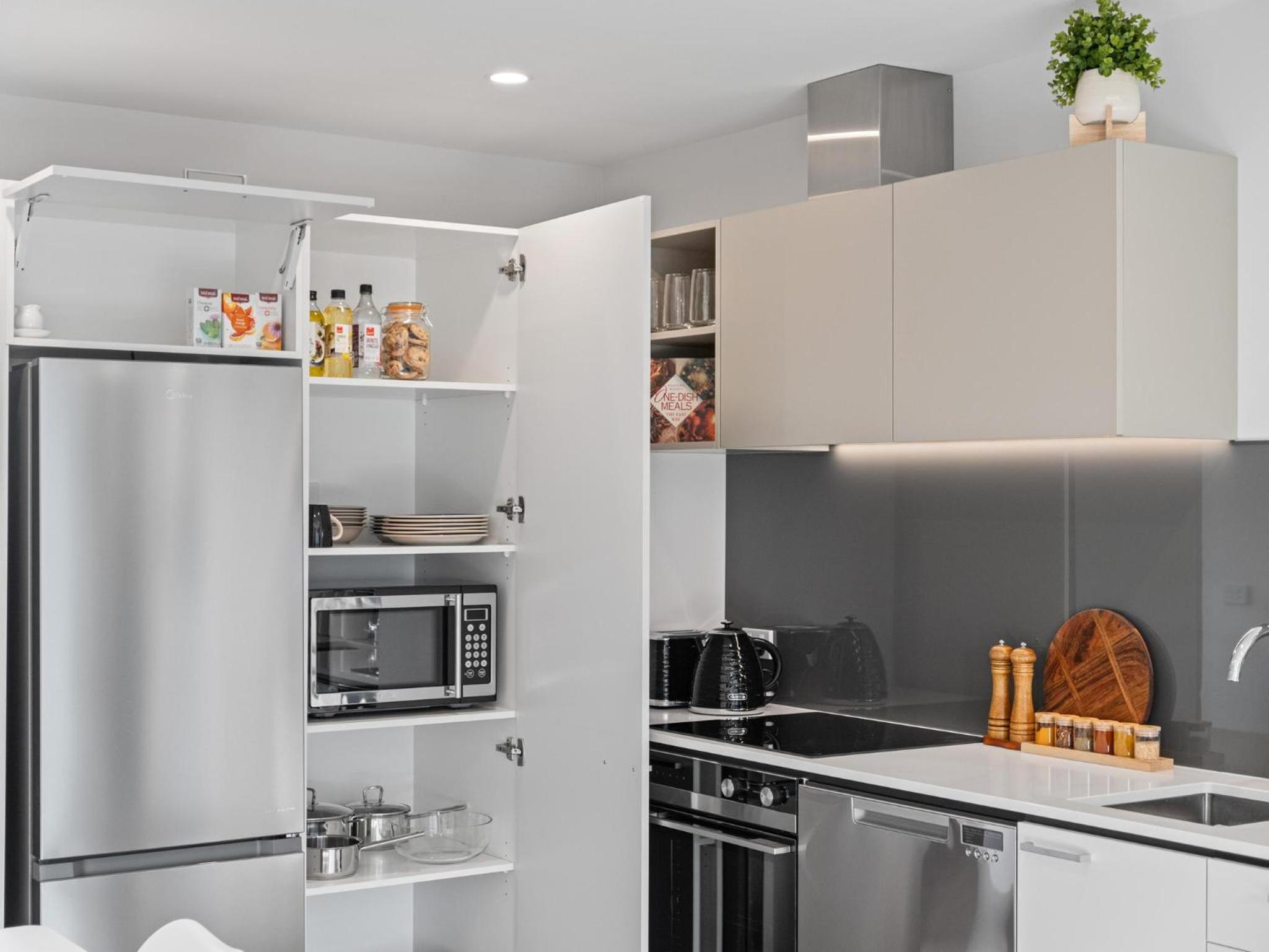 CBD 2 Bed 2 Bath With Free Parking view 4