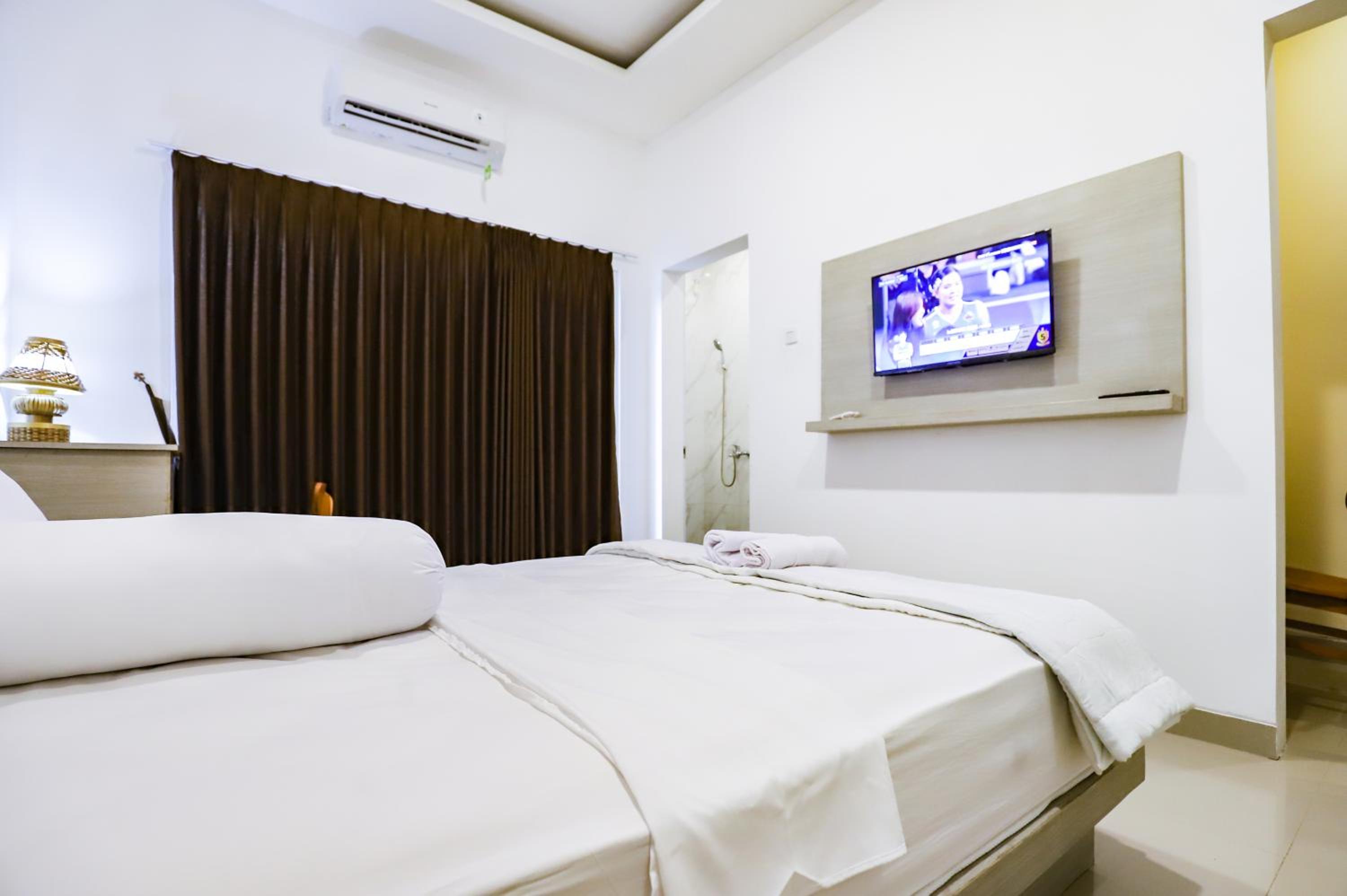 White Blue House 2 - Pvt Room, Shared Pool&Kitchen view 4