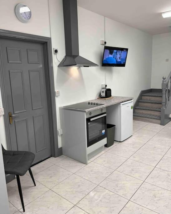 Corner House 2-Bed Townhouse Sleeps 3 view 2