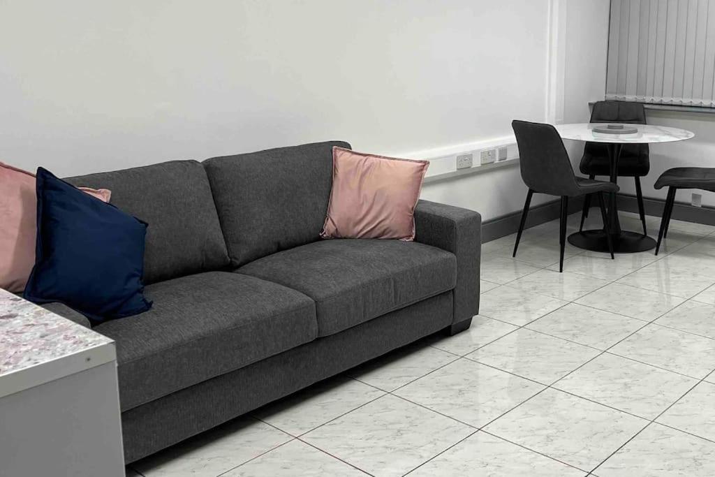 Corner House 2-Bed Townhouse Sleeps 3 view 5
