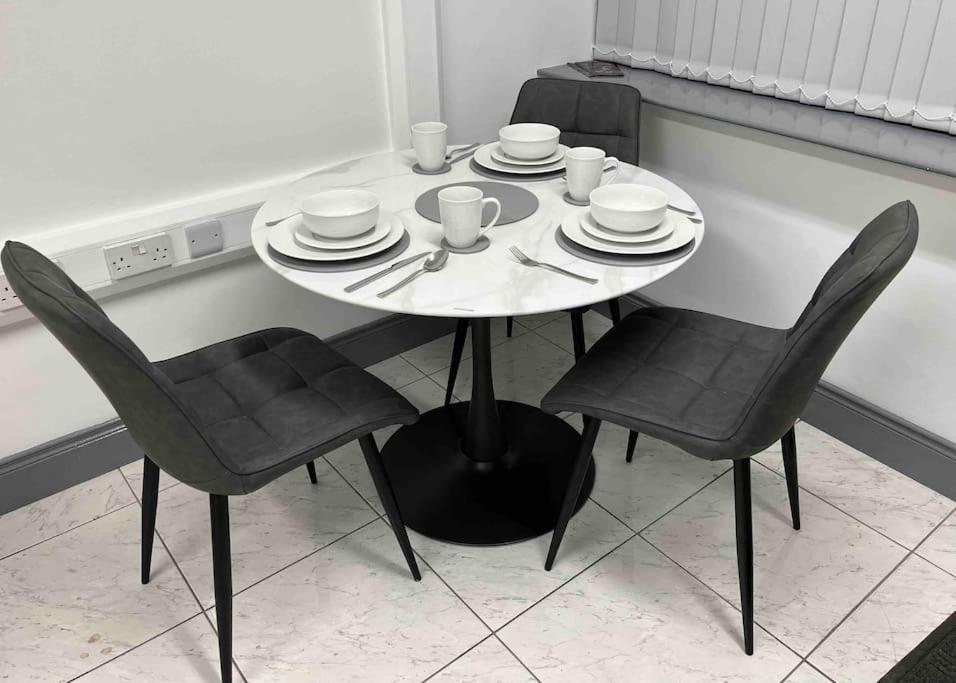 Corner House 2-Bed Townhouse Sleeps 3 view 3