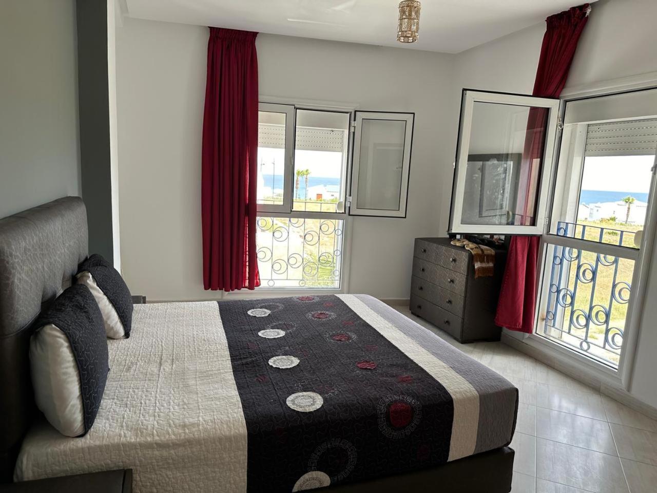 Apartement en face la mer Je n'accepte pas les couples musulmans sans contrat de mariage view 3