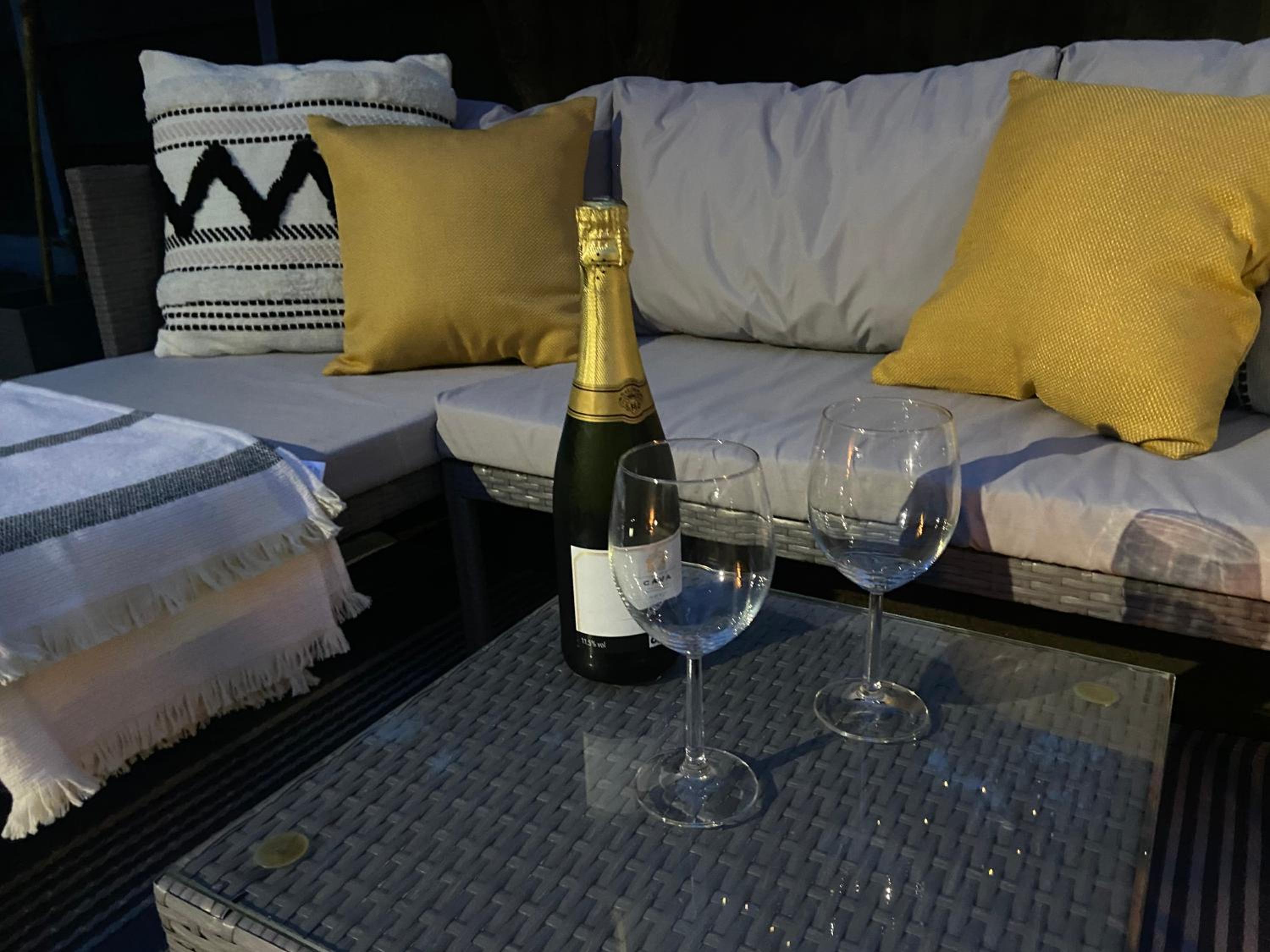 3-Bed Retreat Perfect Contractors & Leisure Stays Onsite Parking