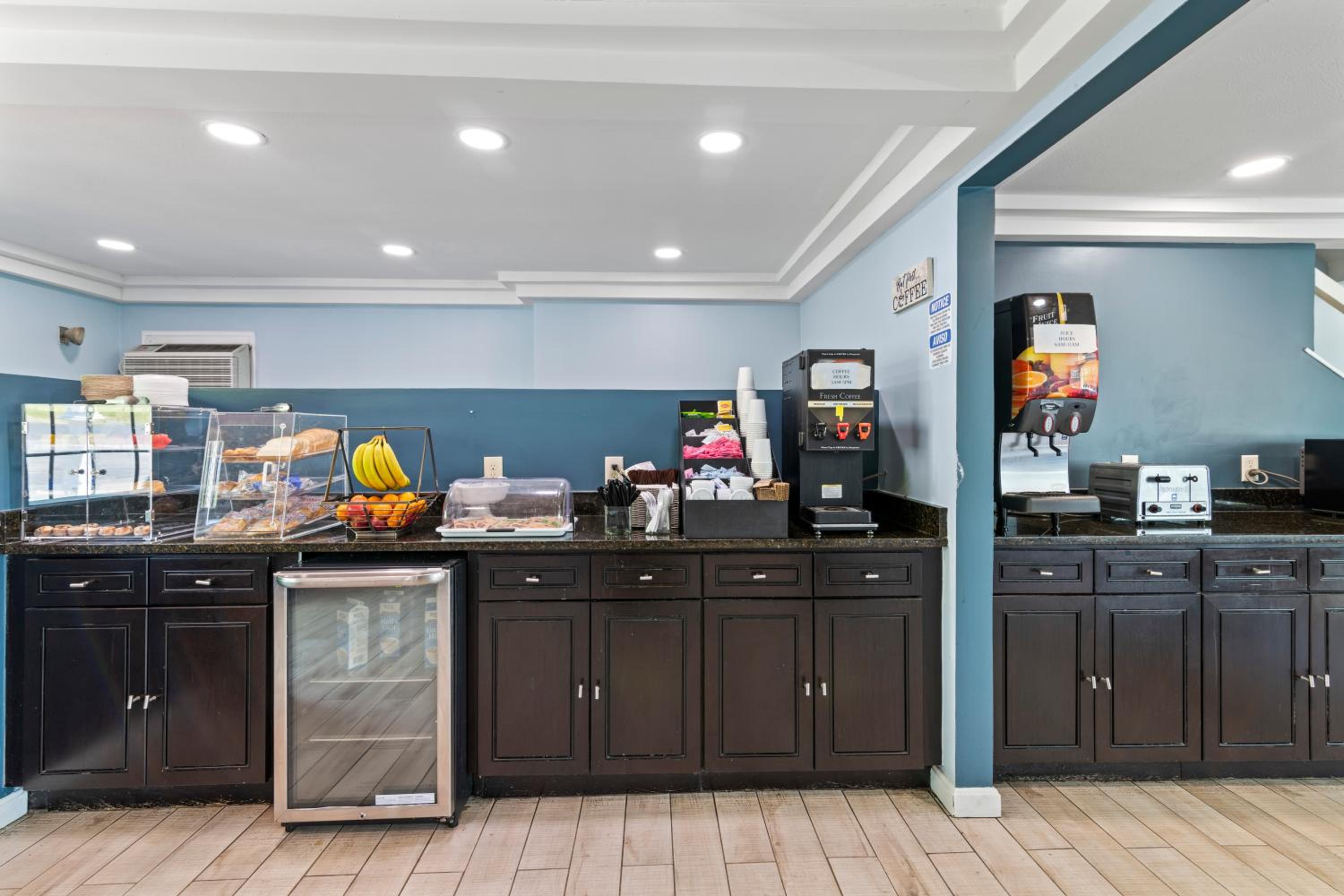Boston Vacations - Knight's Inn Boston/Danvers - Property Image 1