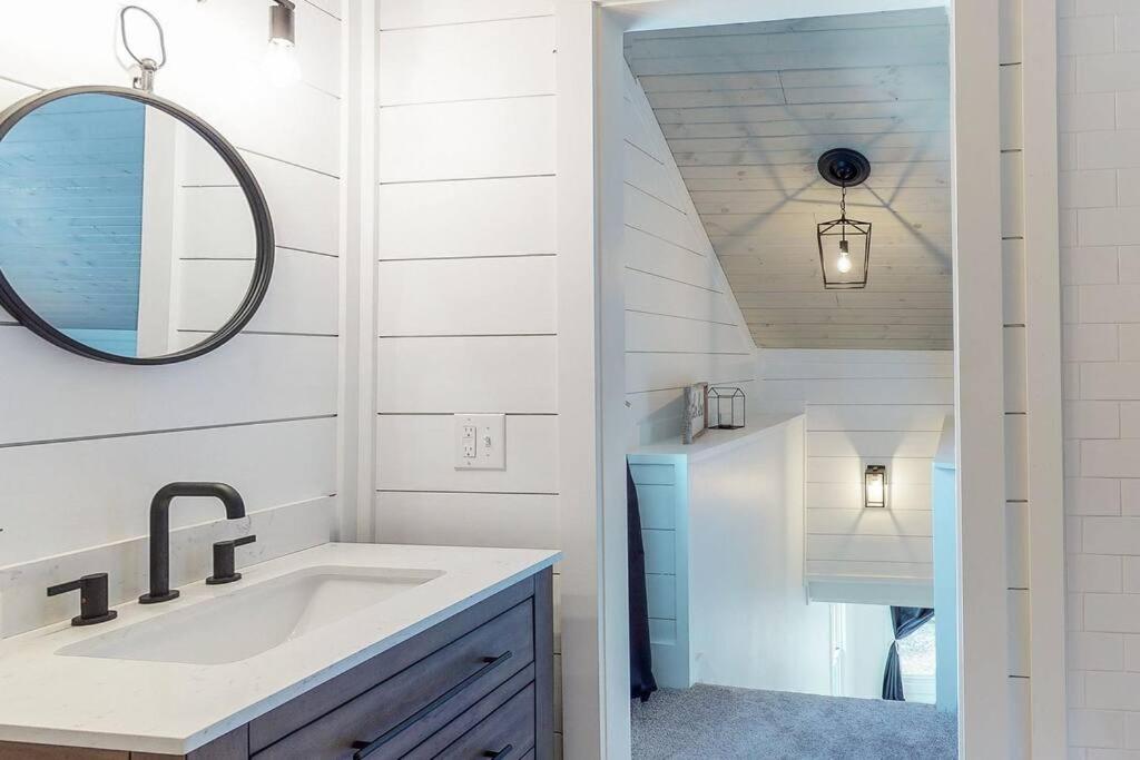 The Towpath Retreat-A Cozy Farmhouse Stay