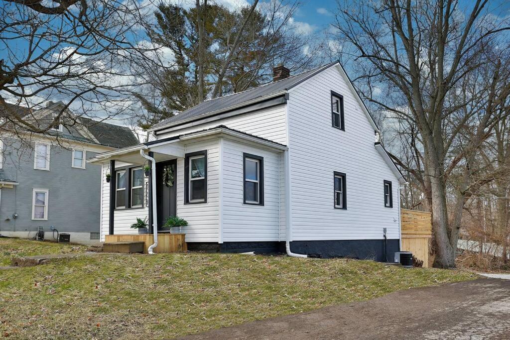 The Towpath Retreat-A Cozy Farmhouse Stay