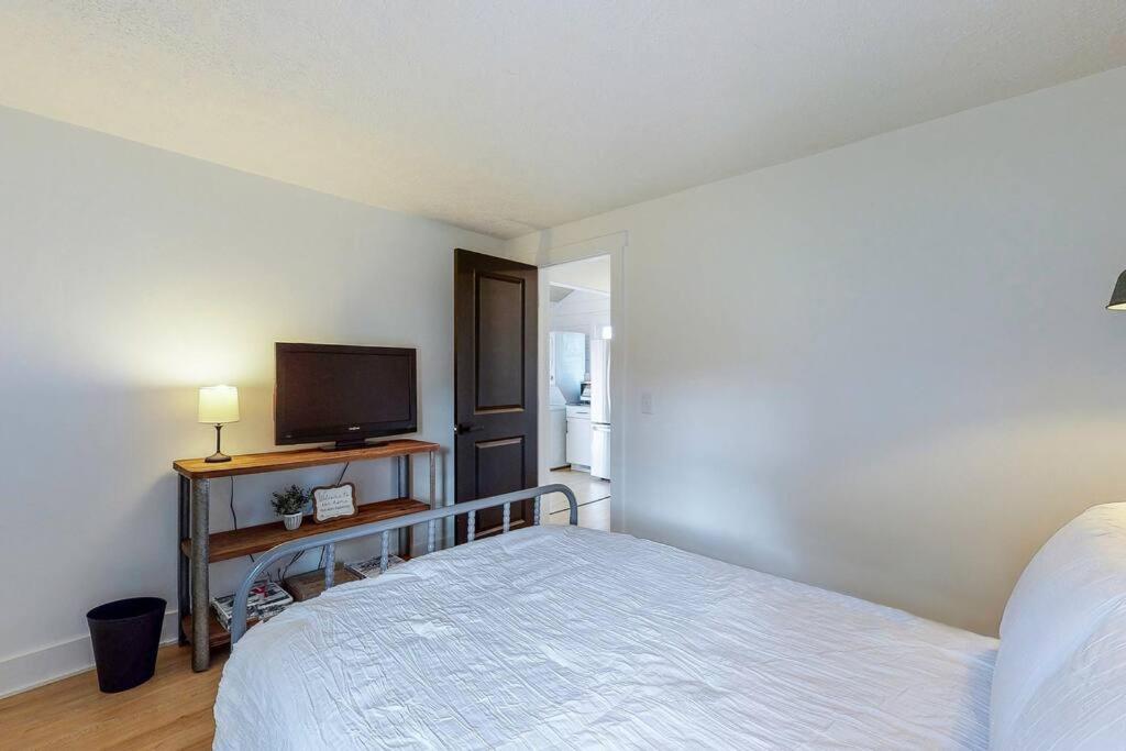 The Towpath Retreat-A Cozy Farmhouse Stay