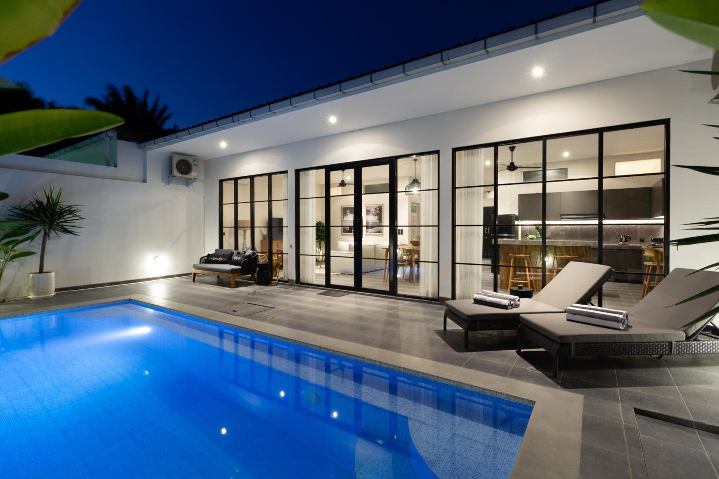 Luxe modern villa with private pool — recepcion & lobby