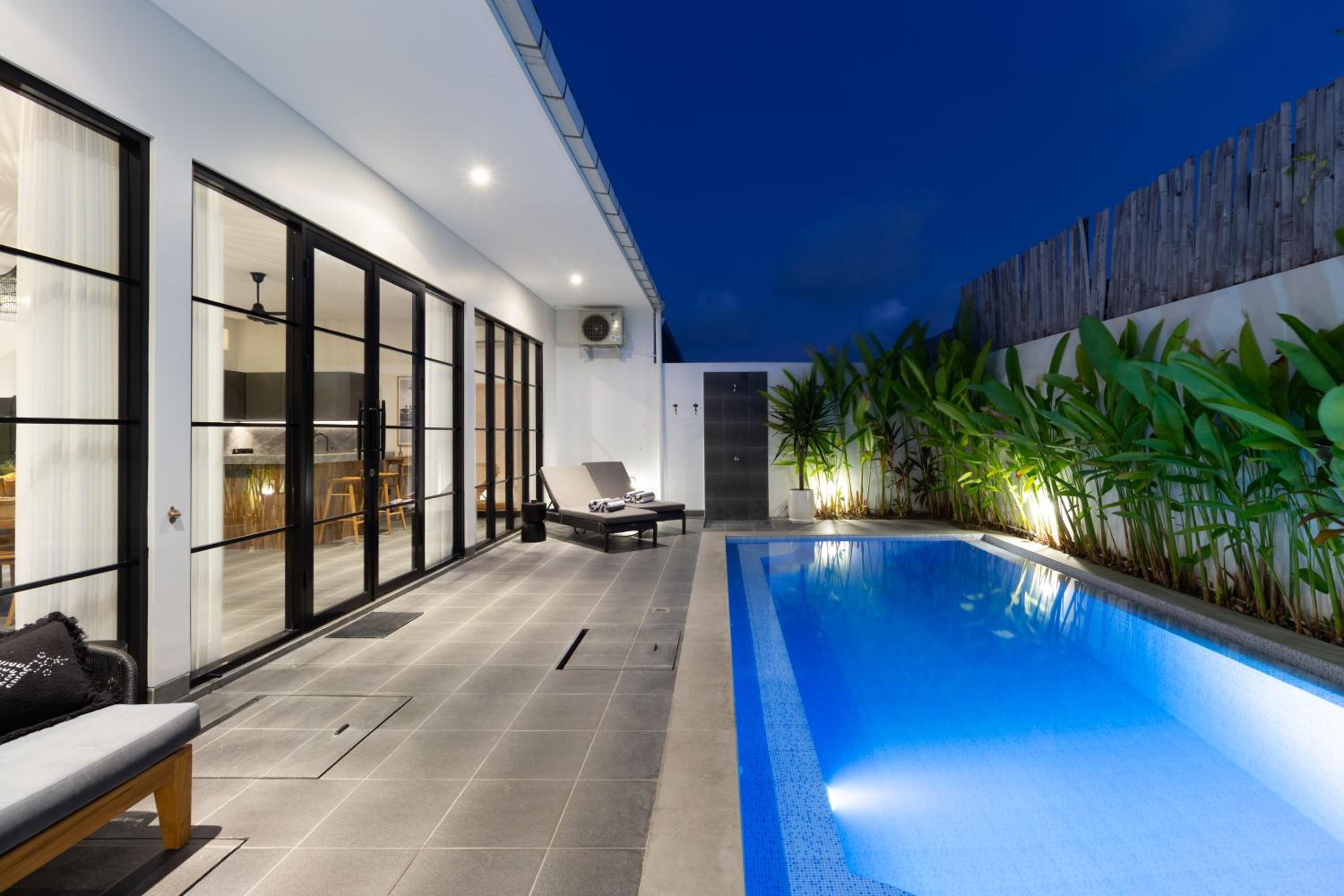 Luxe modern villa with private pool — recepcion & lobby
