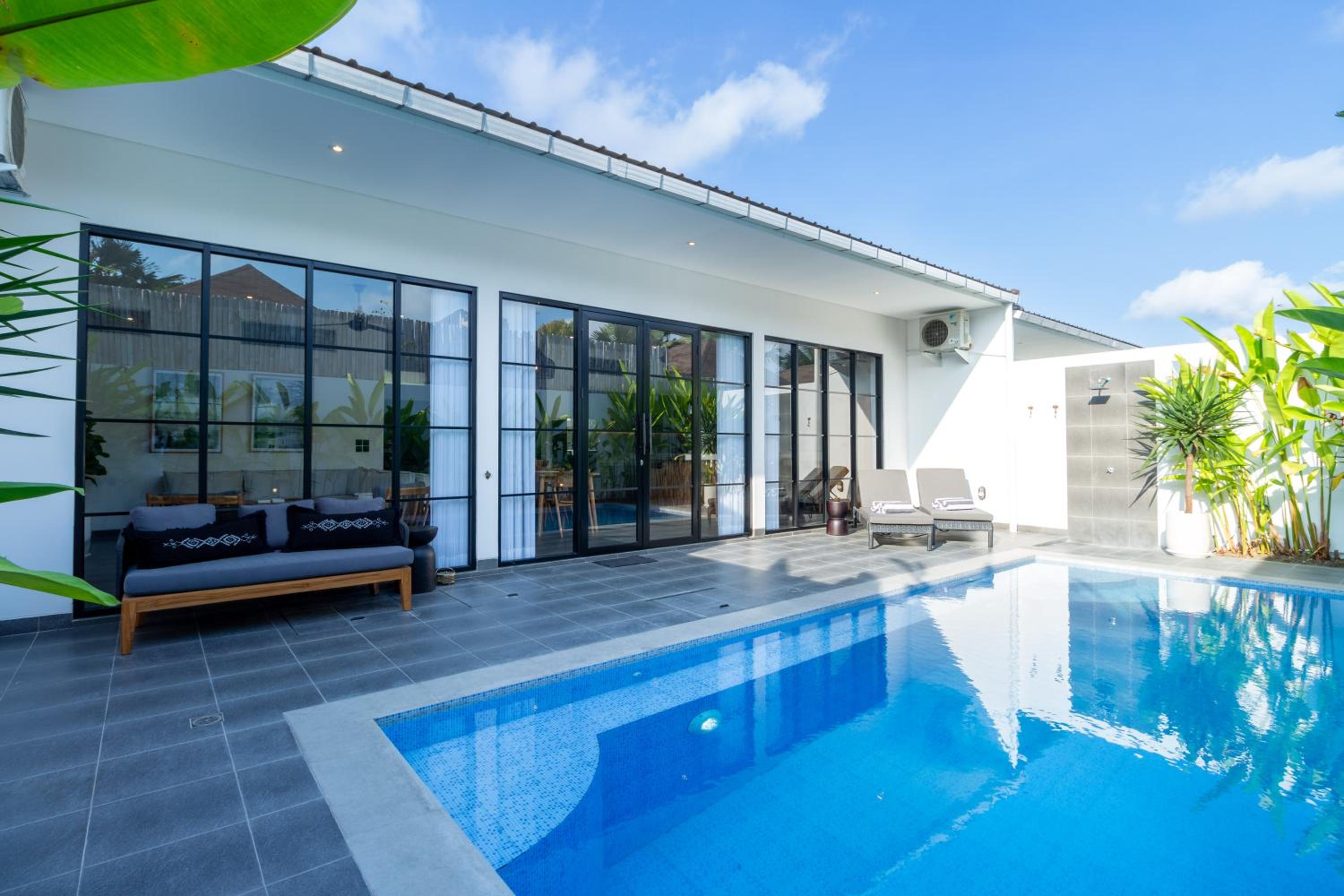 Luxe modern villa with private pool — recepcion & lobby