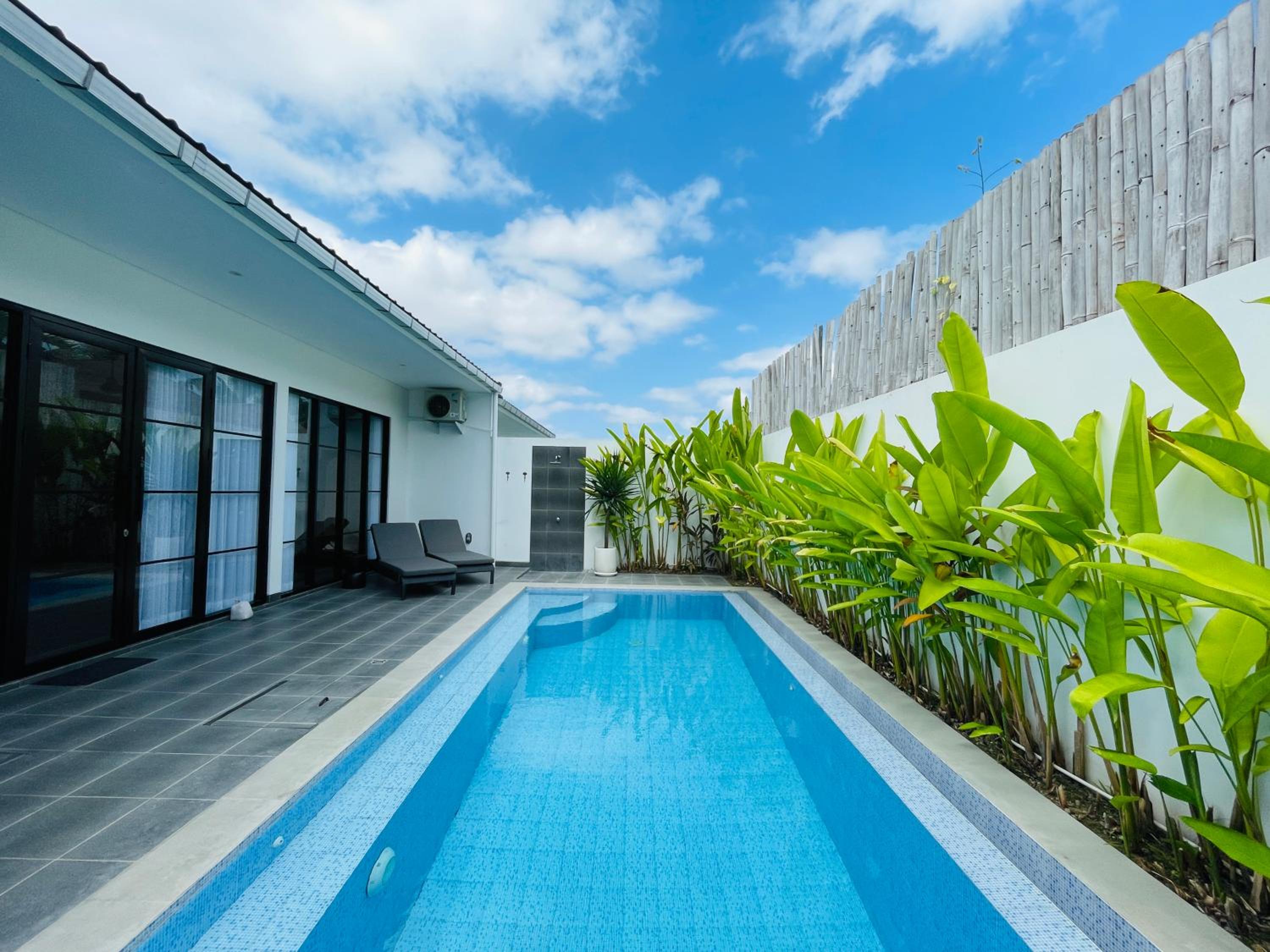 Luxe modern villa with private pool — recepcion & lobby