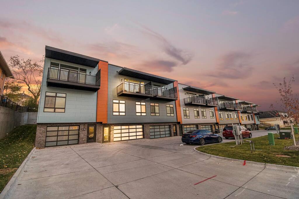 Luxurious Midtown Retreat with Elevator Access view 3