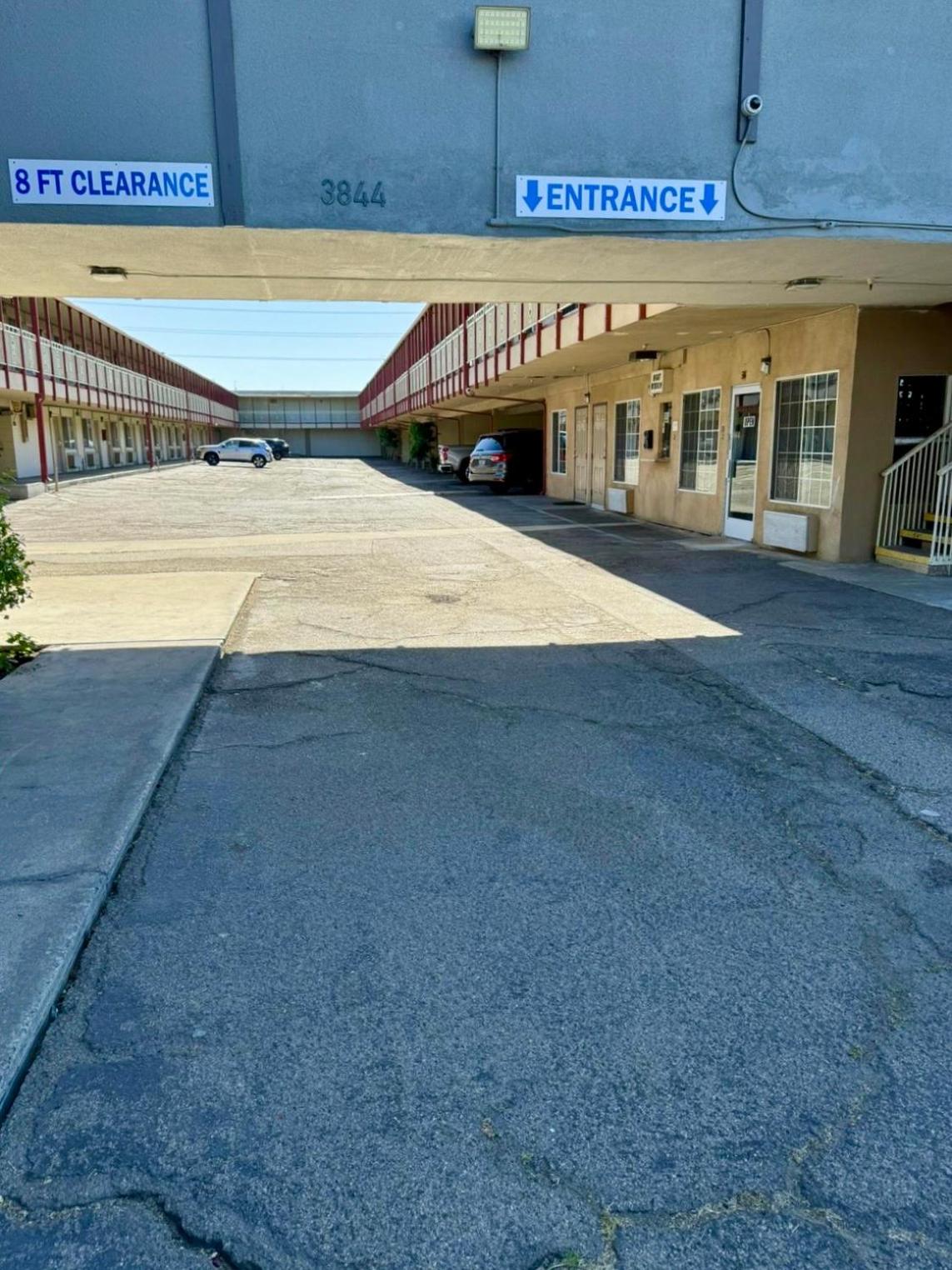 Hotel Regency Inn Fresno - Image 1