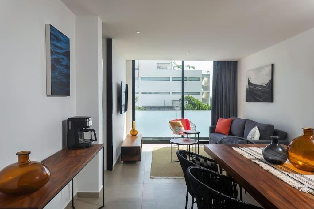 Downtown modern apartment Unique location