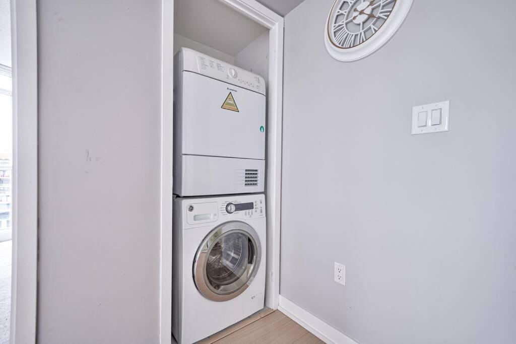 Entertainment District 1 bedroom free parking DT Toronto