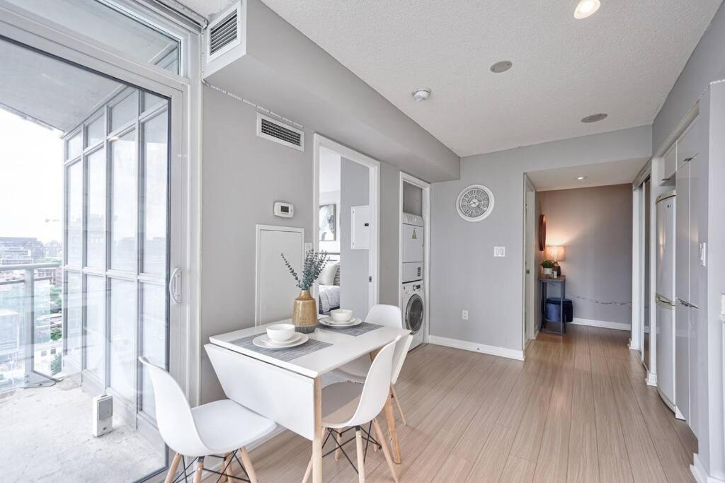 Entertainment District 1 bedroom free parking DT Toronto