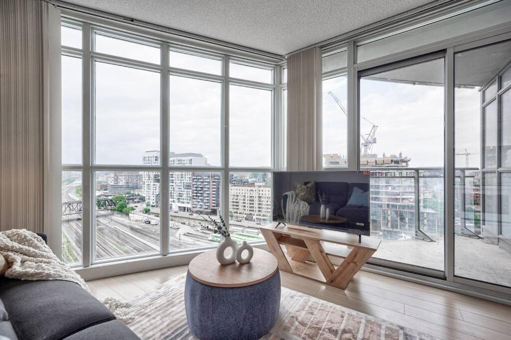 Entertainment District 1 bedroom free parking DT Toronto