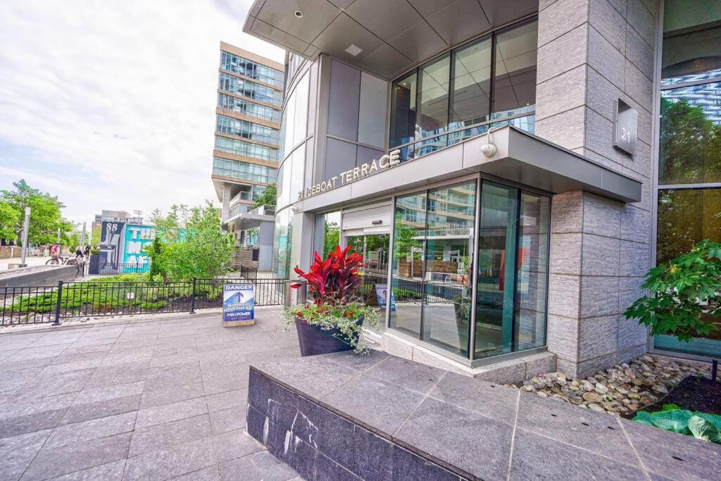 Entertainment District 1 bedroom free parking DT Toronto