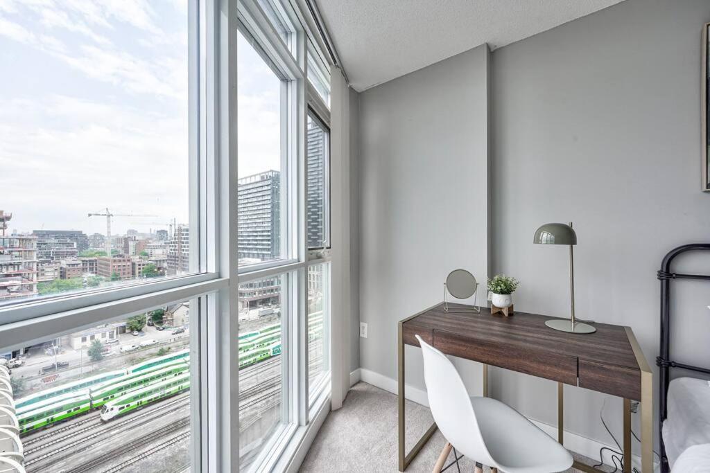 Entertainment District 1 bedroom free parking DT Toronto