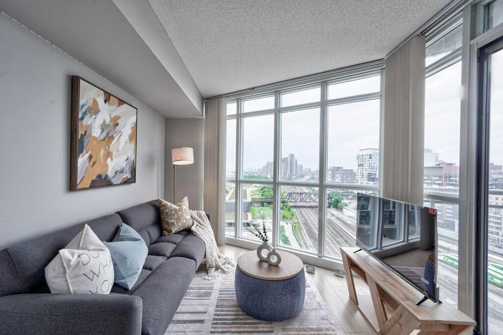 Entertainment District 1 bedroom free parking DT Toronto