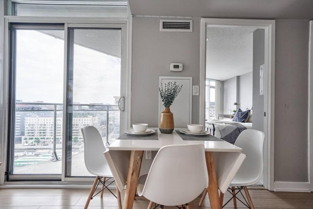 Entertainment District 1 bedroom free parking DT Toronto