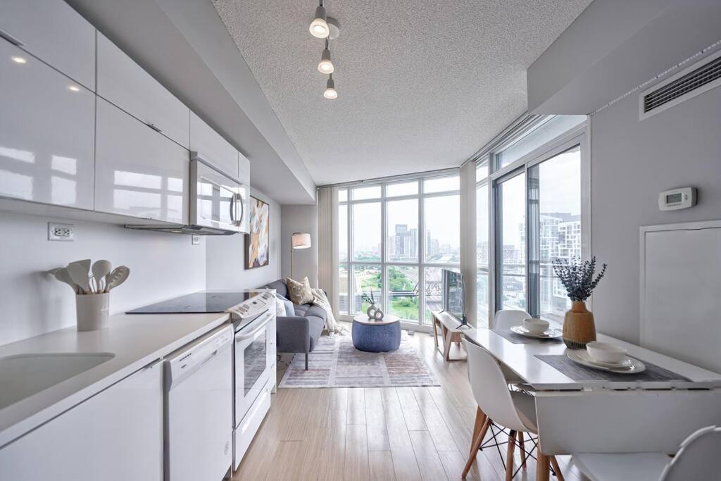Entertainment District 1 bedroom free parking DT Toronto