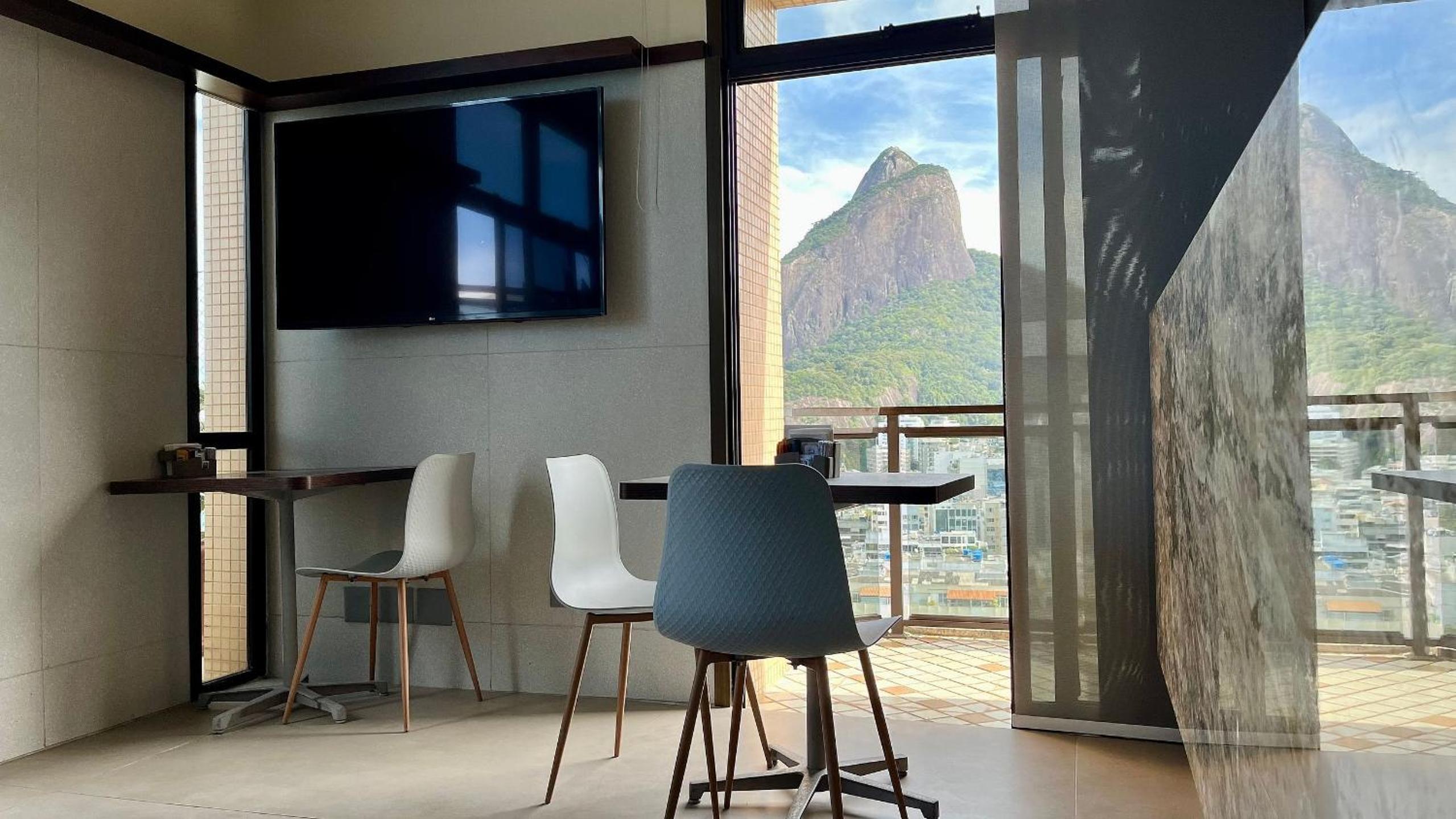 (1006) Apartment with 2 Suites and View of Christ