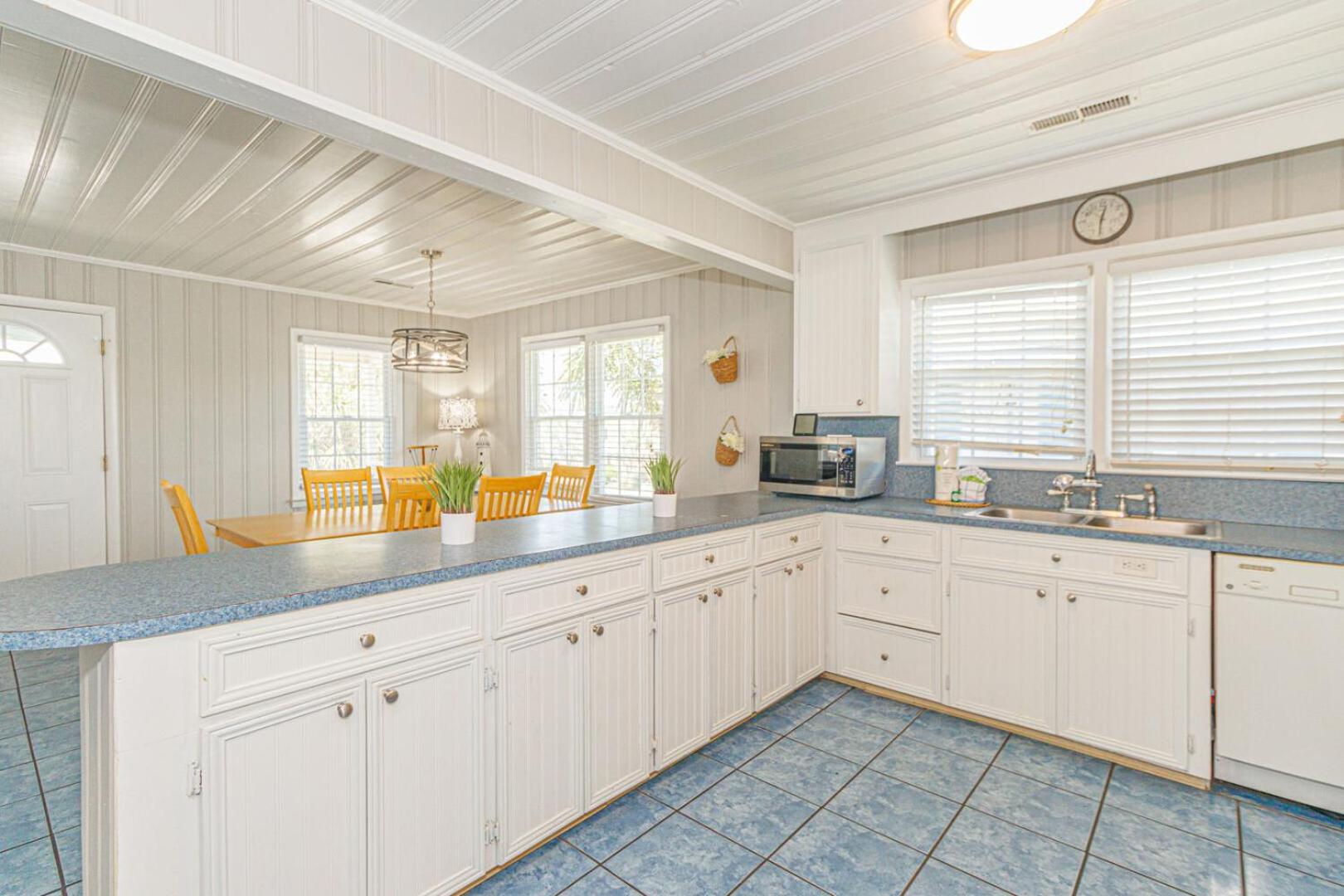 Beautifully Updated Beach House-Bella Sirena! Short walk to the beach! Sleeps 8! view 5