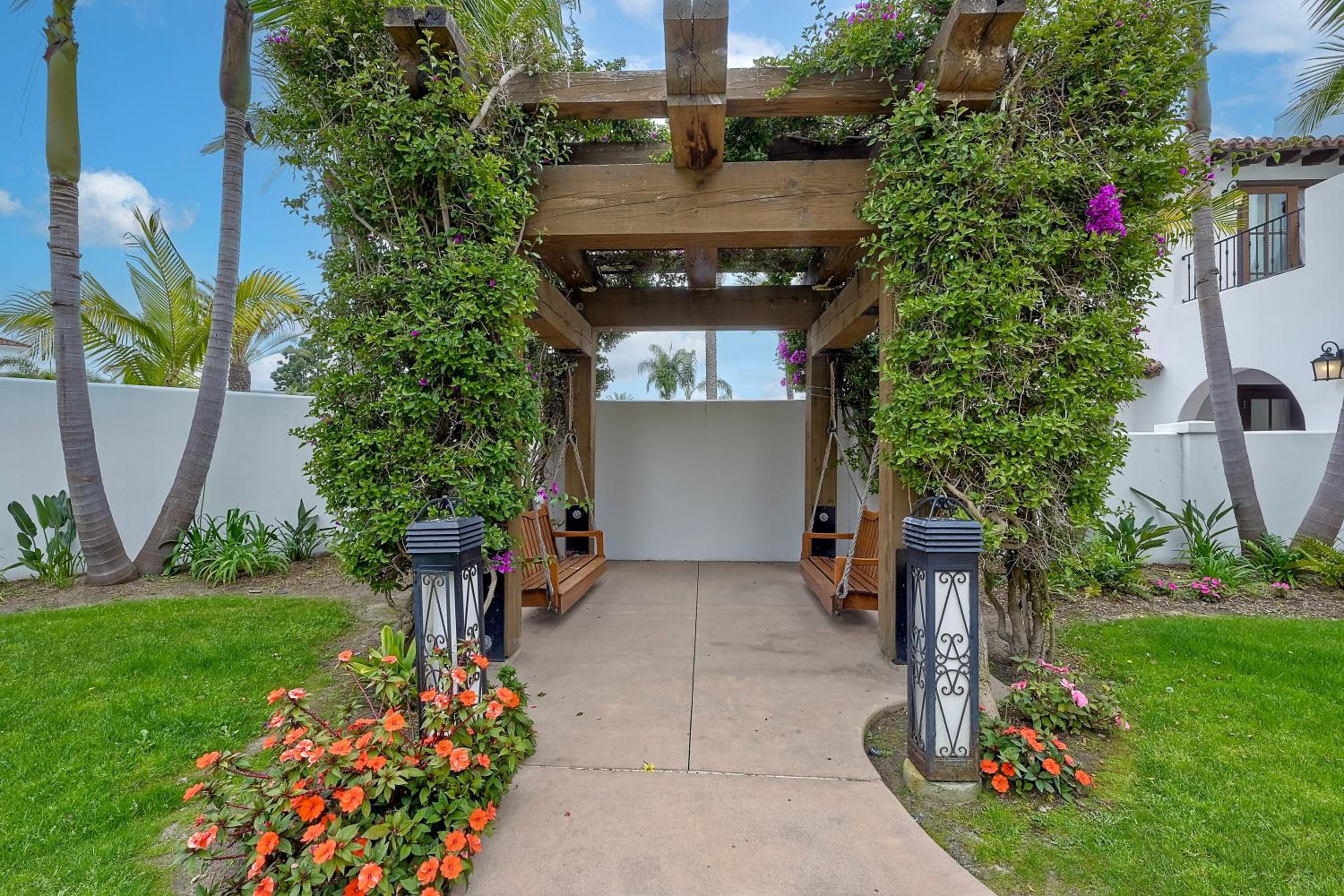 Heated Pool & Hot Tub Access, Walk 2 Omni Resort, Free Parking, Wi-Fi, Washer & Dryer view 2