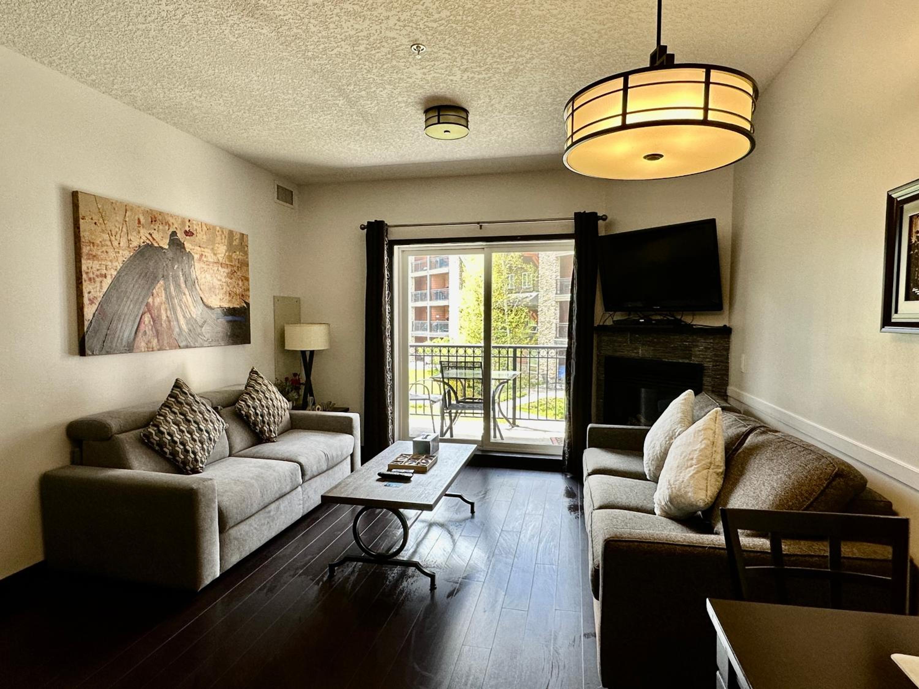G222 Family Fun- MTN View Stay, Water slide, Pool, Hot Tub, Free Parking