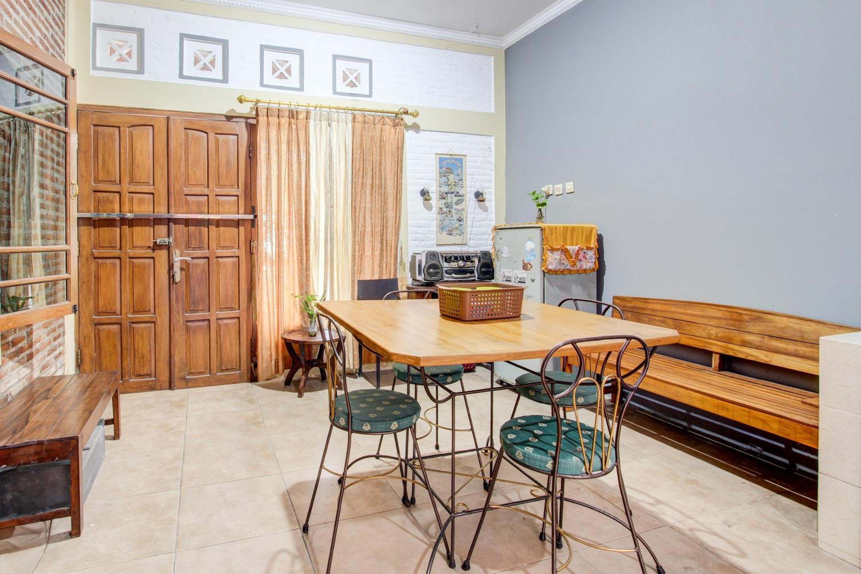 Capital O 93716 Family Guesthouse Syariah
