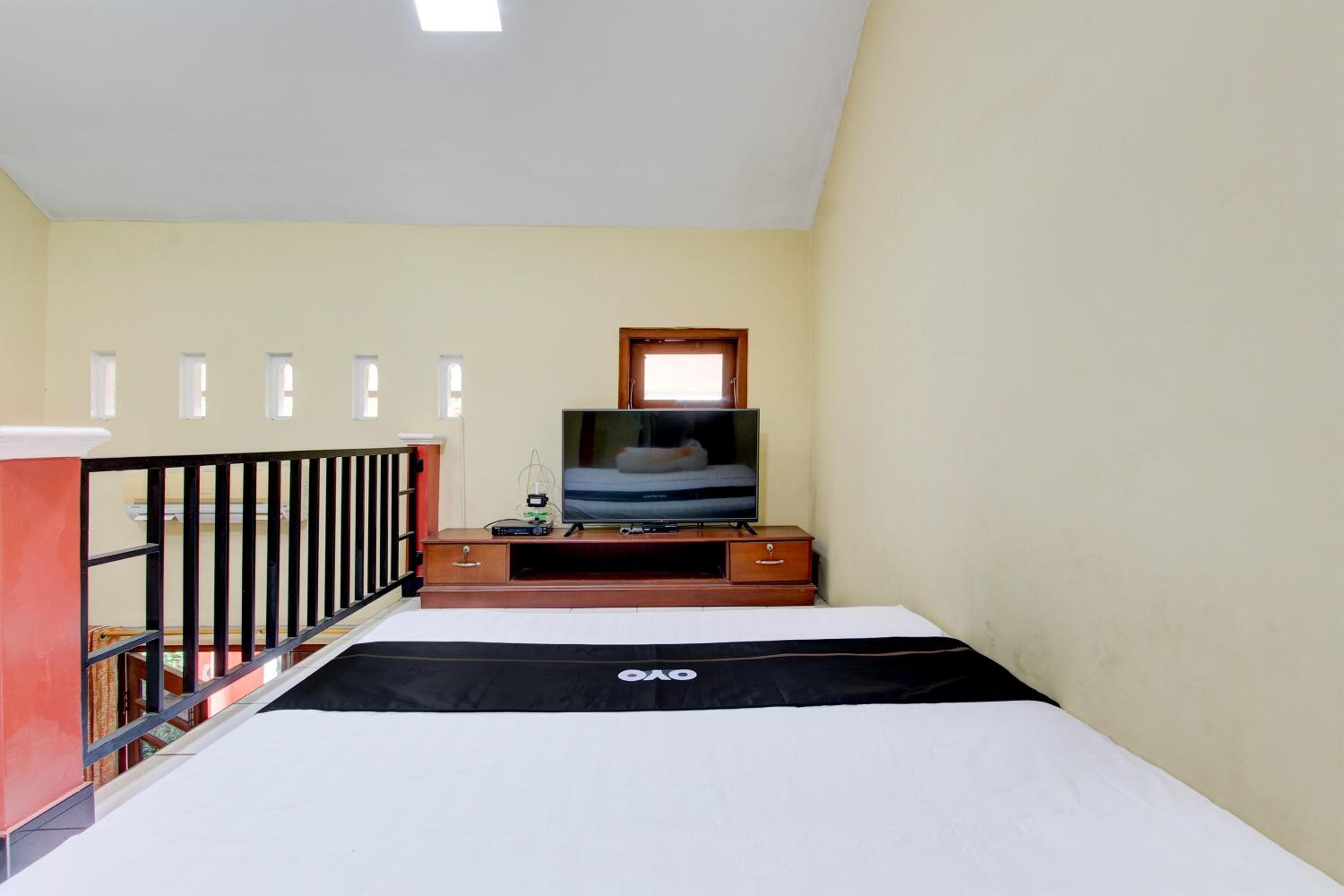 Capital O 93716 Family Guesthouse Syariah